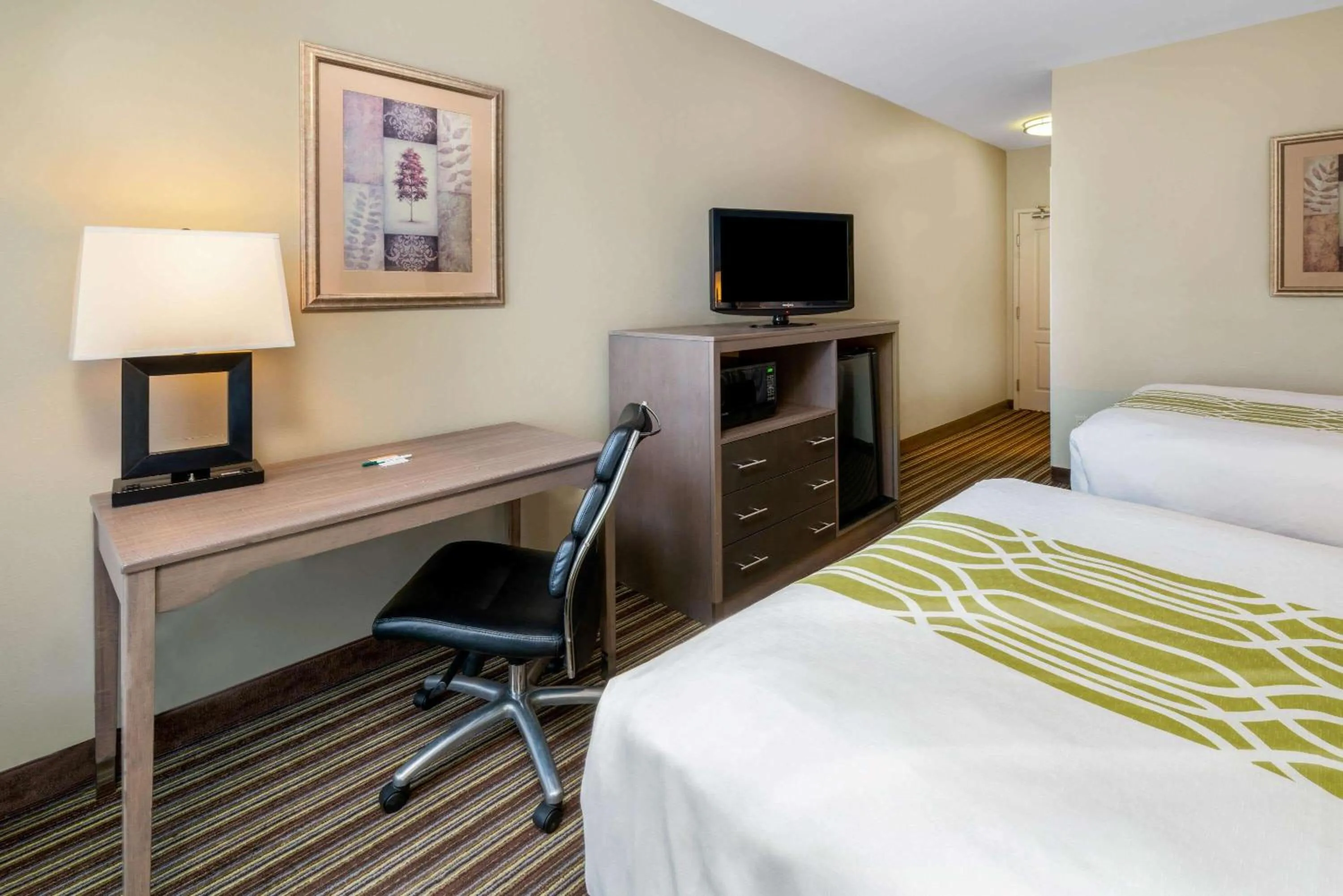 Photo of the whole room, Bed in La Quinta Inn & Suites by Wyndham Broussard - Lafayette Area