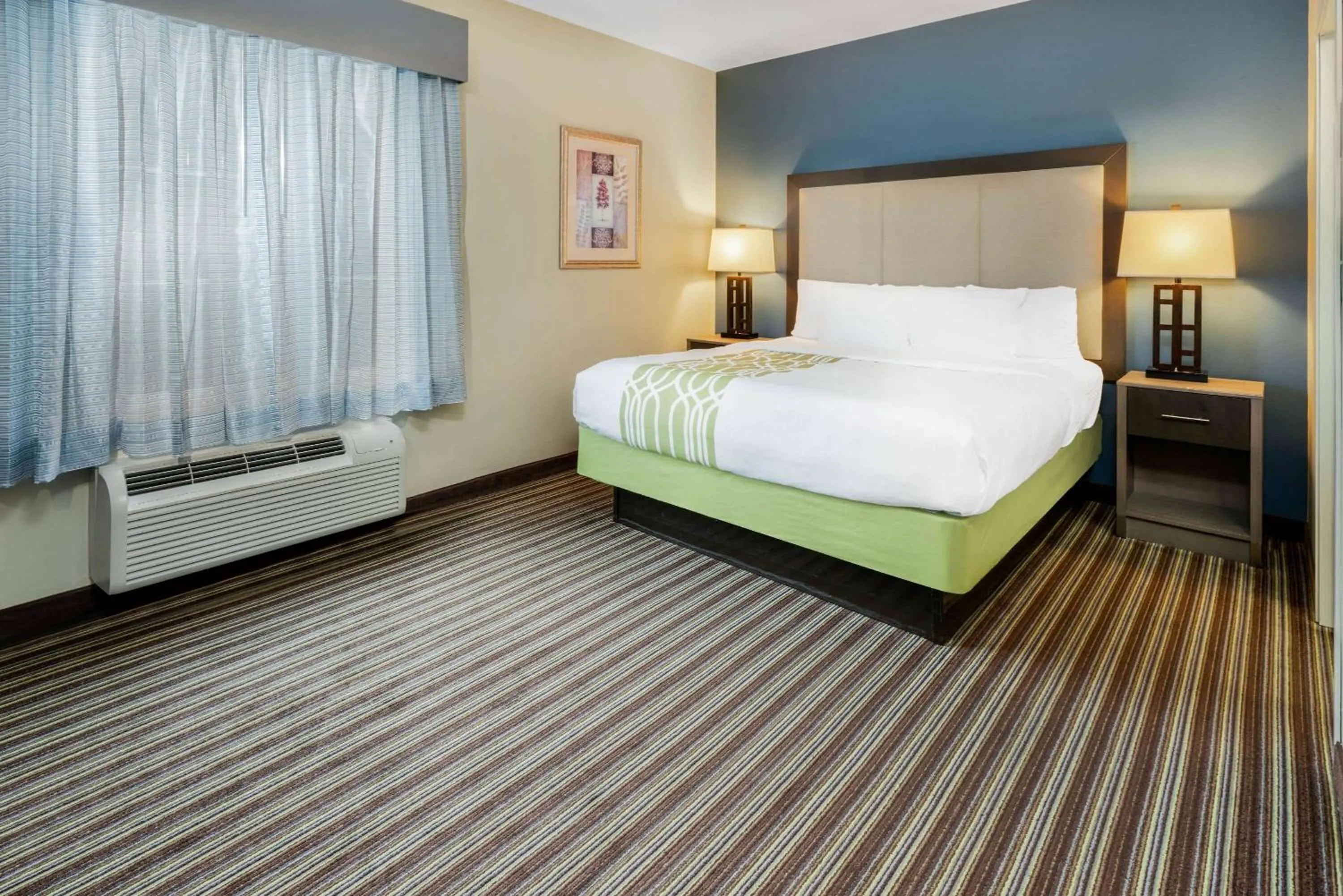 Photo of the whole room, Bed in La Quinta Inn & Suites by Wyndham Broussard - Lafayette Area