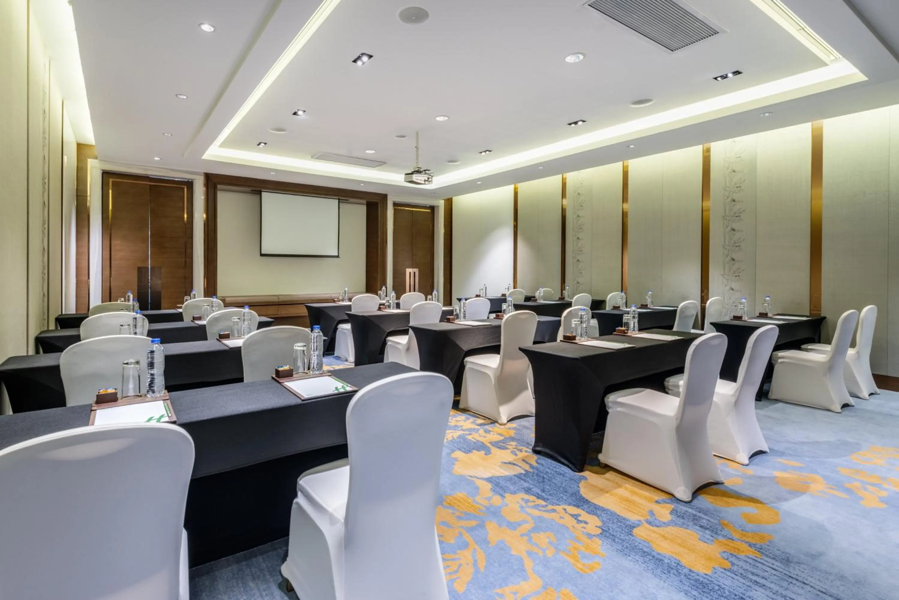 Meeting/conference room in Holiday Inn Shanghai Hongqiao by IHG - near by Hongqiao Airport & NECC