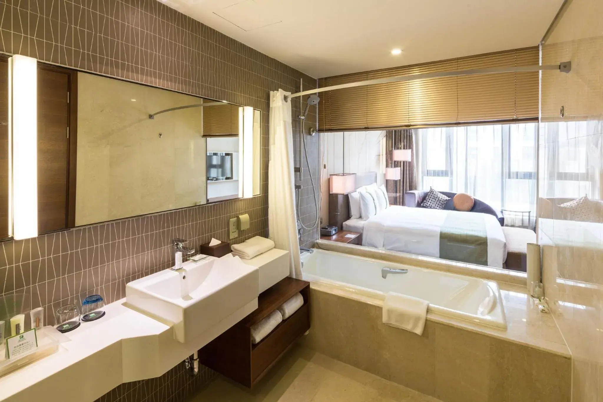 Standard King Room in Holiday Inn Shanghai Hongqiao by IHG - near by Hongqiao Airport & NECC Standard King Room in Holiday Inn Shanghai Hongqiao by IHG - near by Hongqiao Airport & NECC