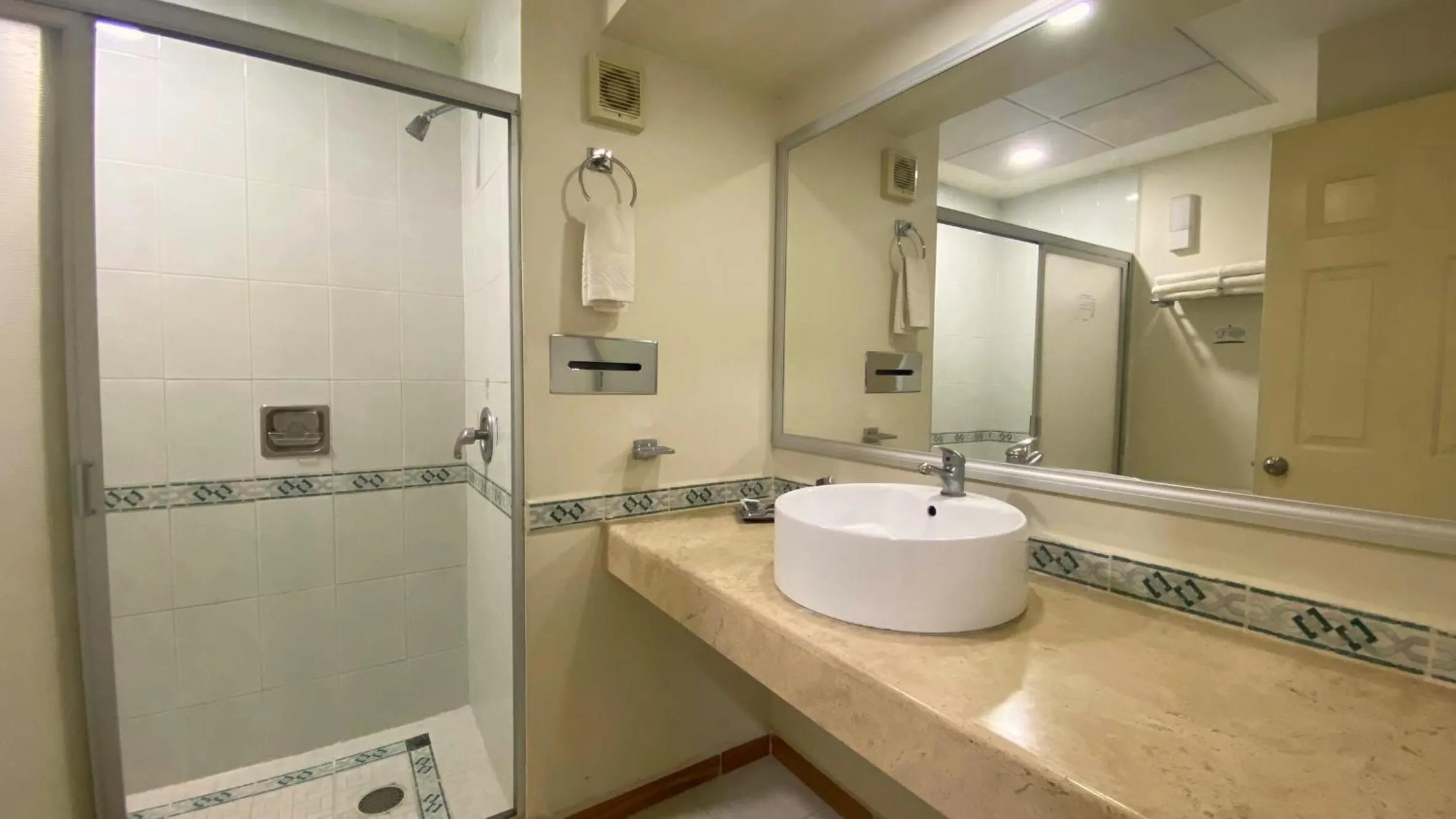 Shower in Hotel Enterprise Inn Poliforum