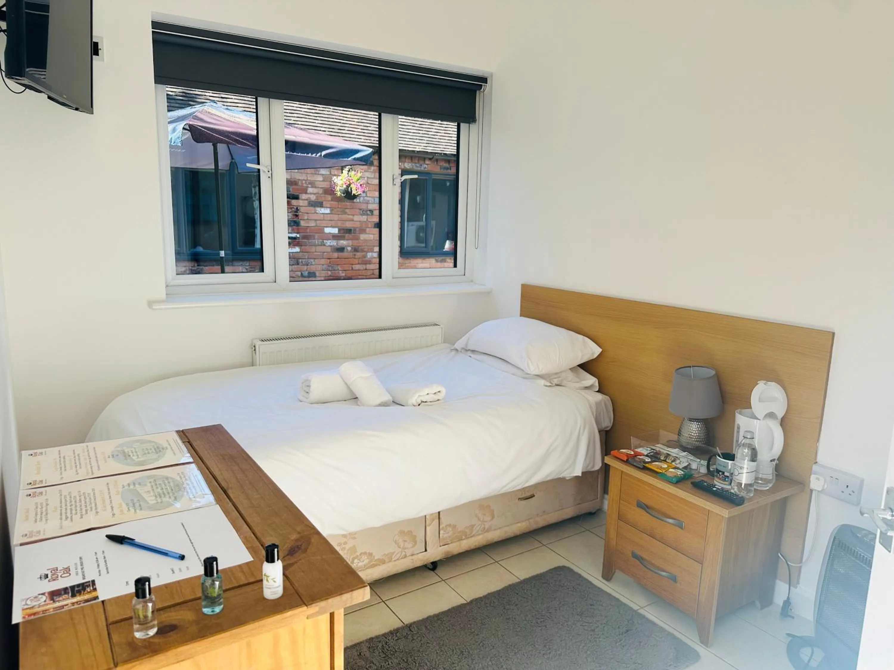 Photo of the whole room, Bed in ROYAL OAK