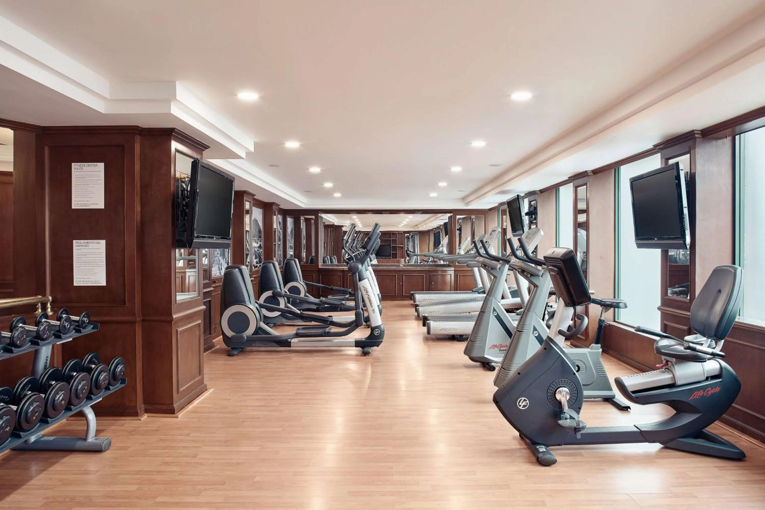 Fitness centre/facilities in Wyndham Monterrey Ambassador Centro