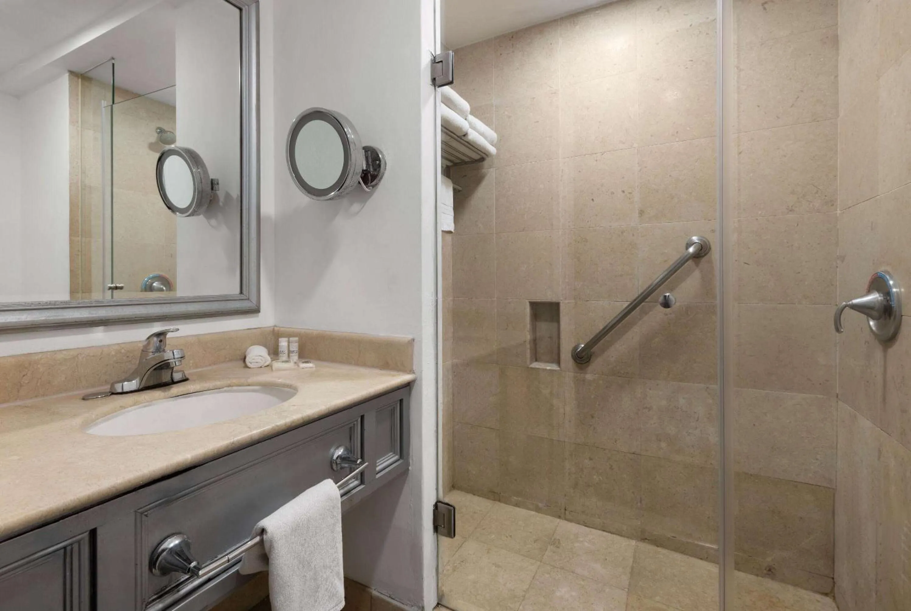 Bathroom in Wyndham Monterrey Ambassador Centro