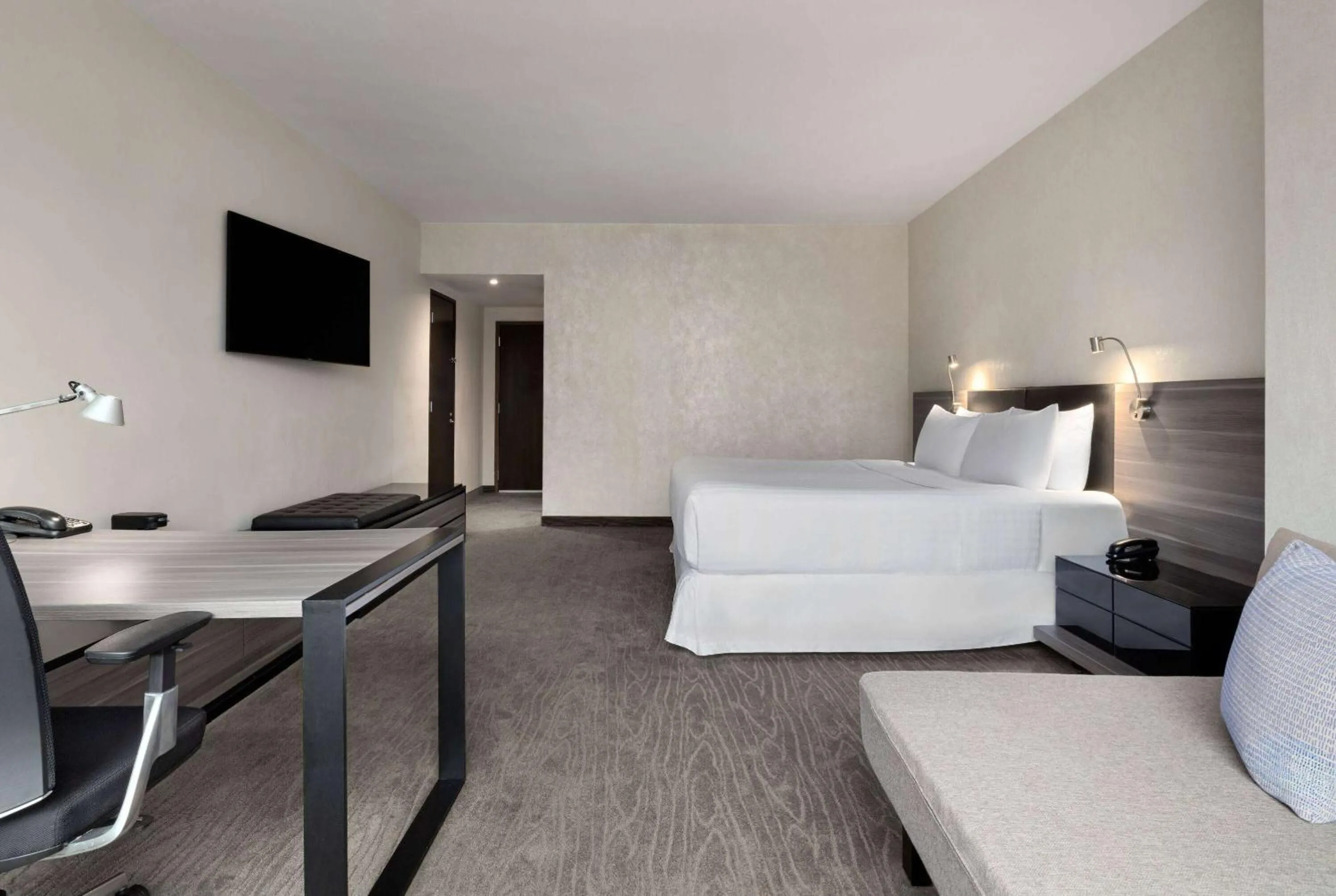 Photo of the whole room, Bed in Wyndham Monterrey Ambassador Centro