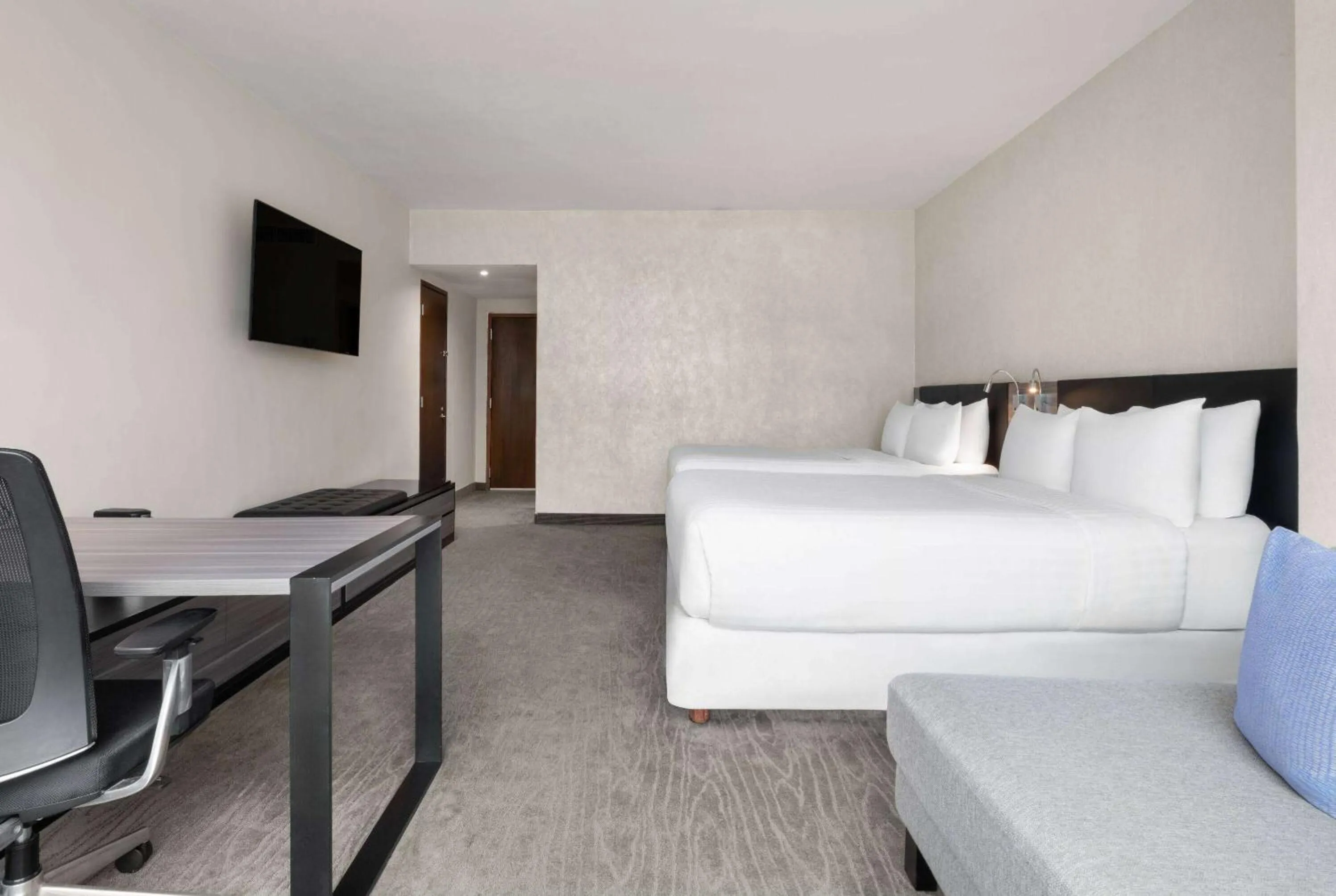 Photo of the whole room, Bed in Wyndham Monterrey Ambassador Centro