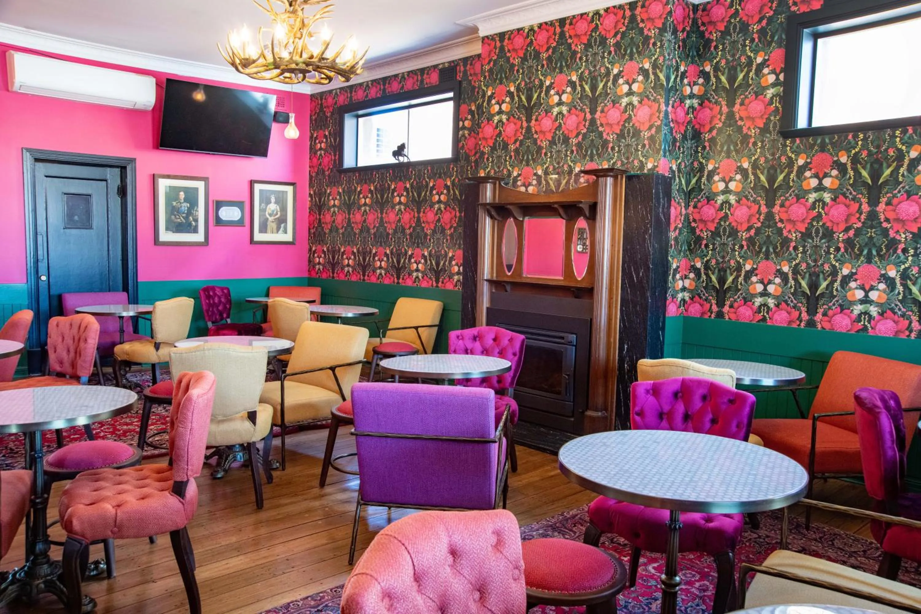 Restaurant/places to eat in Metropolitan Hotel