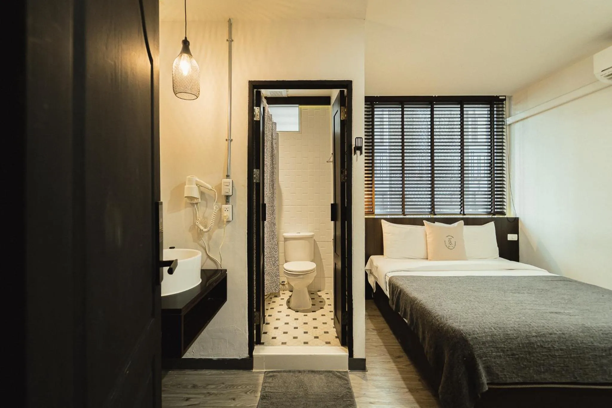 Photo of the whole room, Bed in Tim Mansion