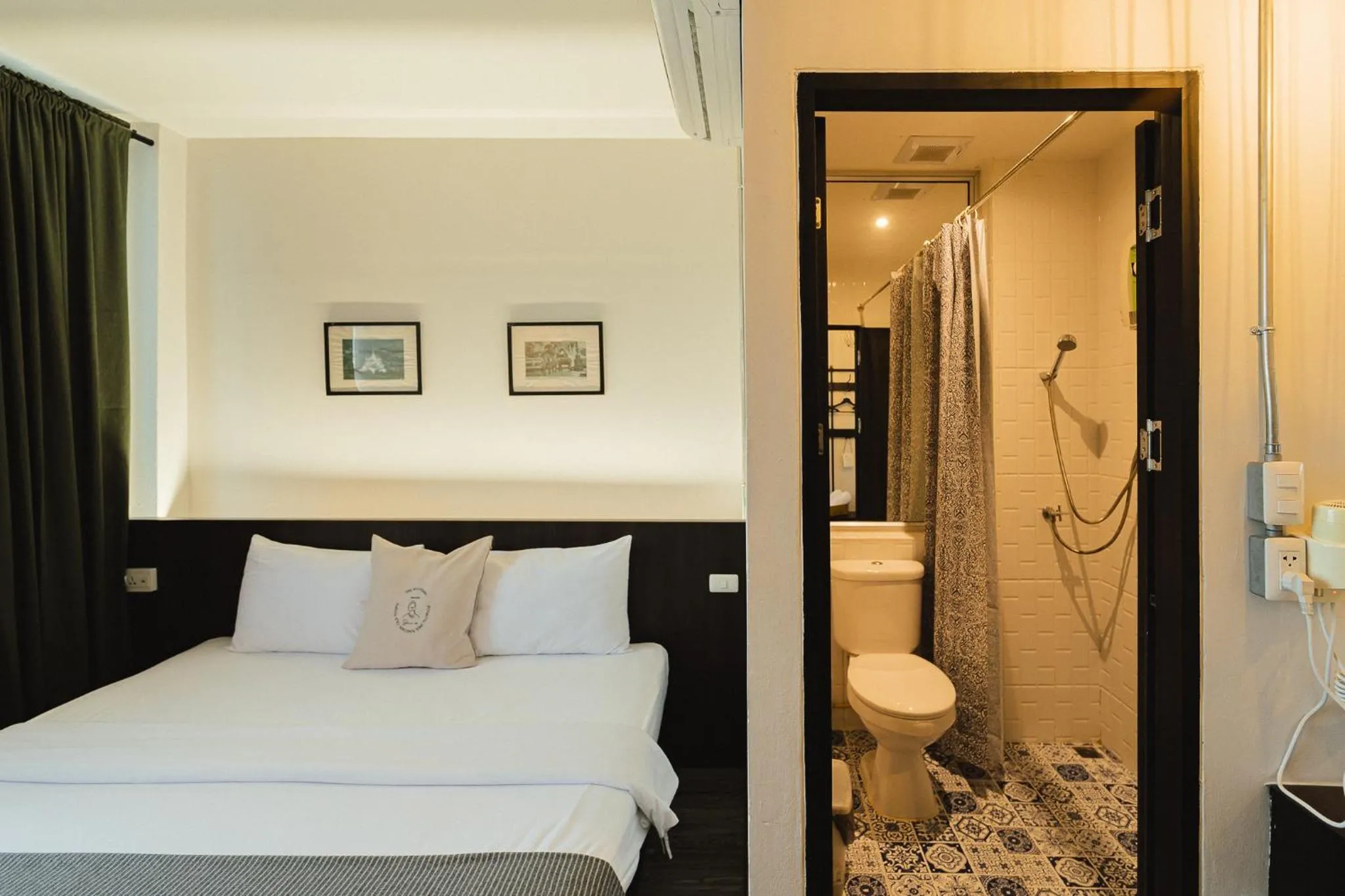 Shower, Bed in Tim Mansion