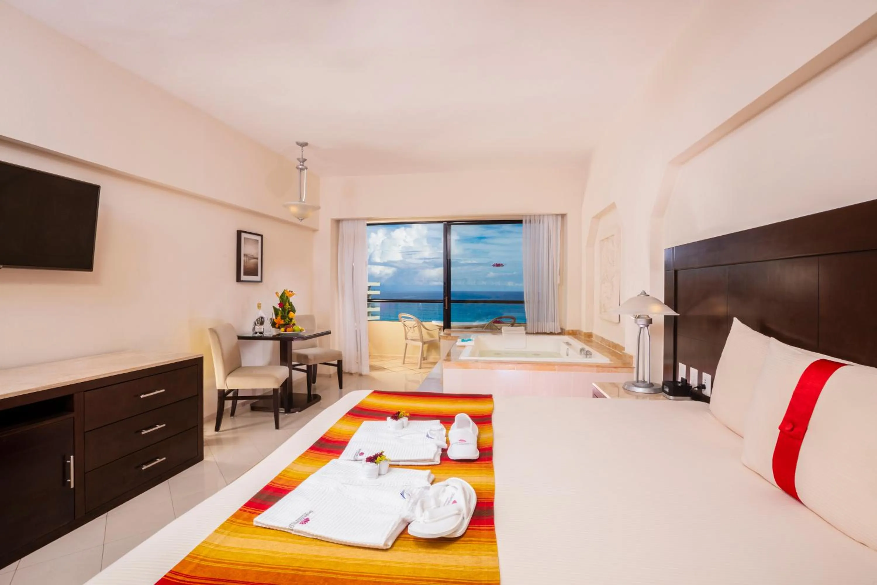 Hot Tub, Bed in Crown Paradise Club Cancun - All Inclusive