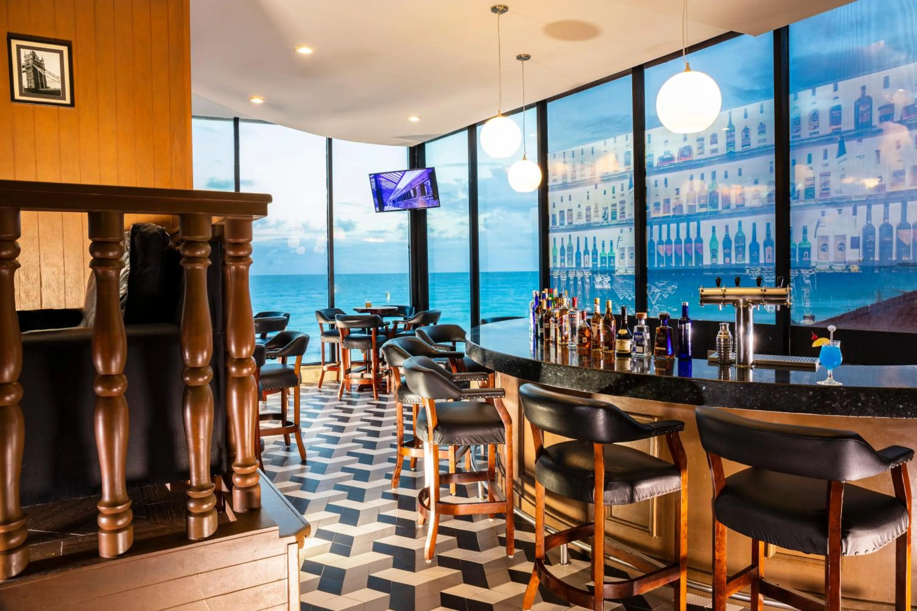 Nightclub / DJ in Crown Paradise Club Cancun - All Inclusive