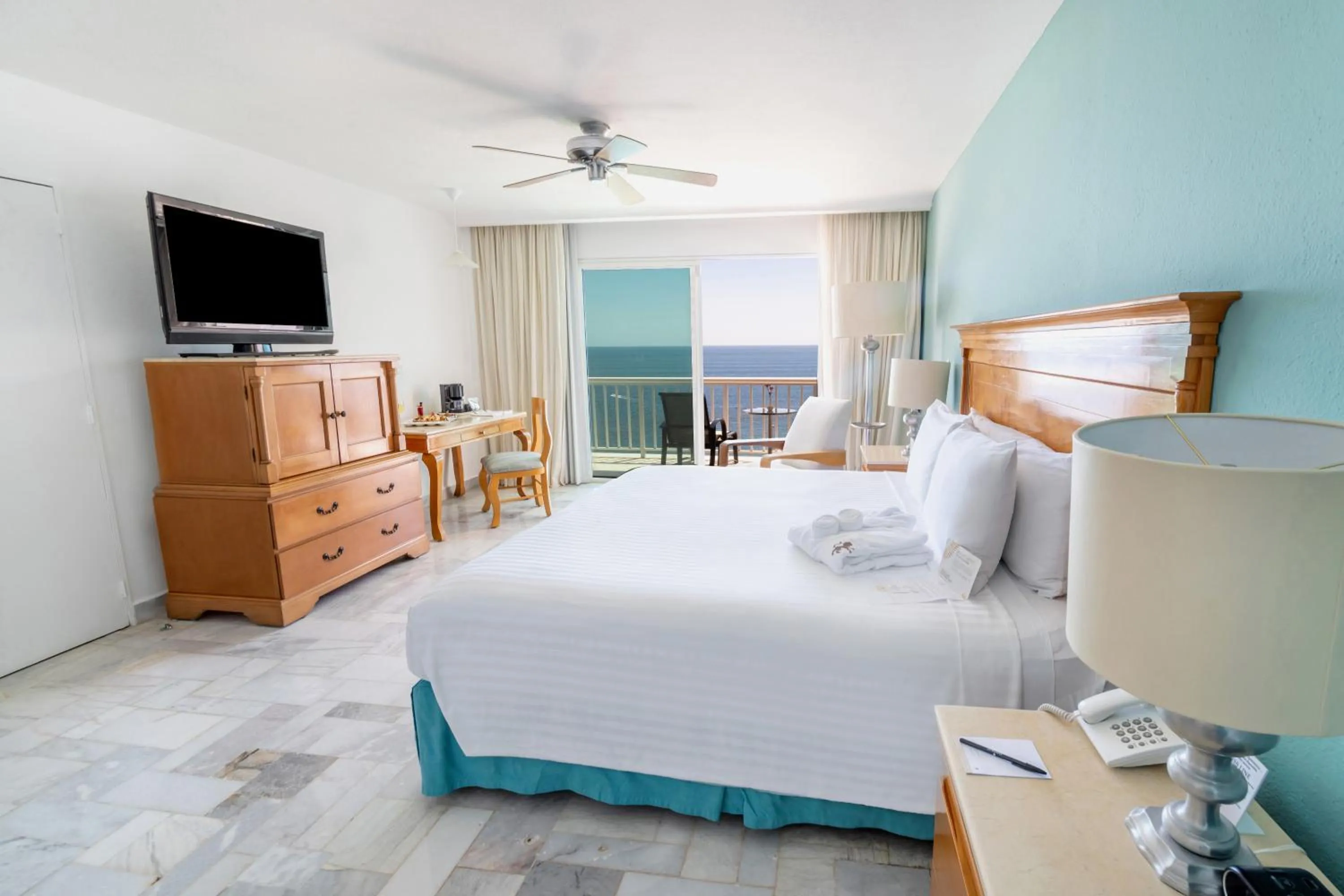 Photo of the whole room, Bed in Emporio Acapulco