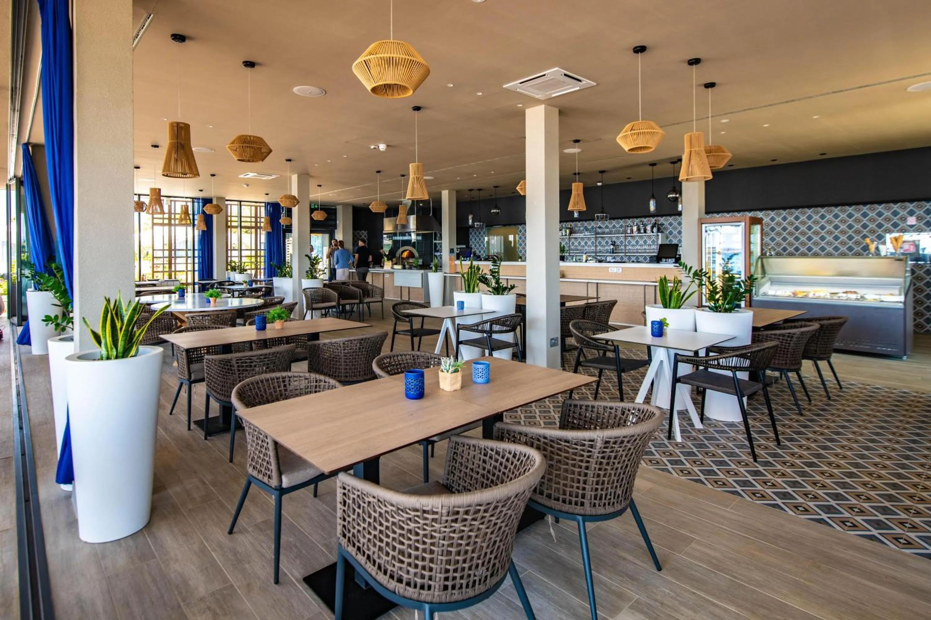 Restaurant/places to eat in Kazela Apartments