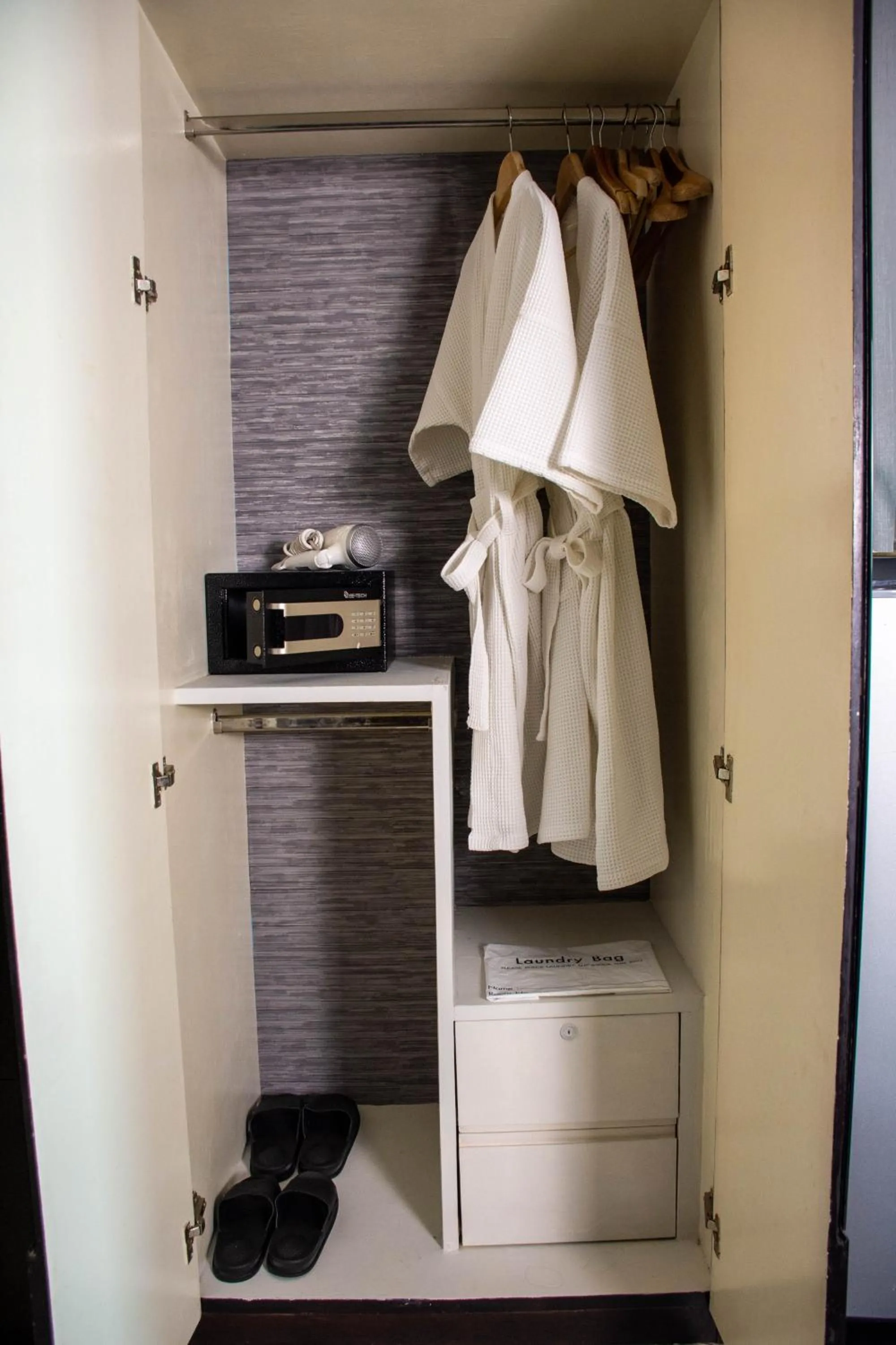 safe in Chor Cher The Luxury Green Hotel - SHA Extra Plus