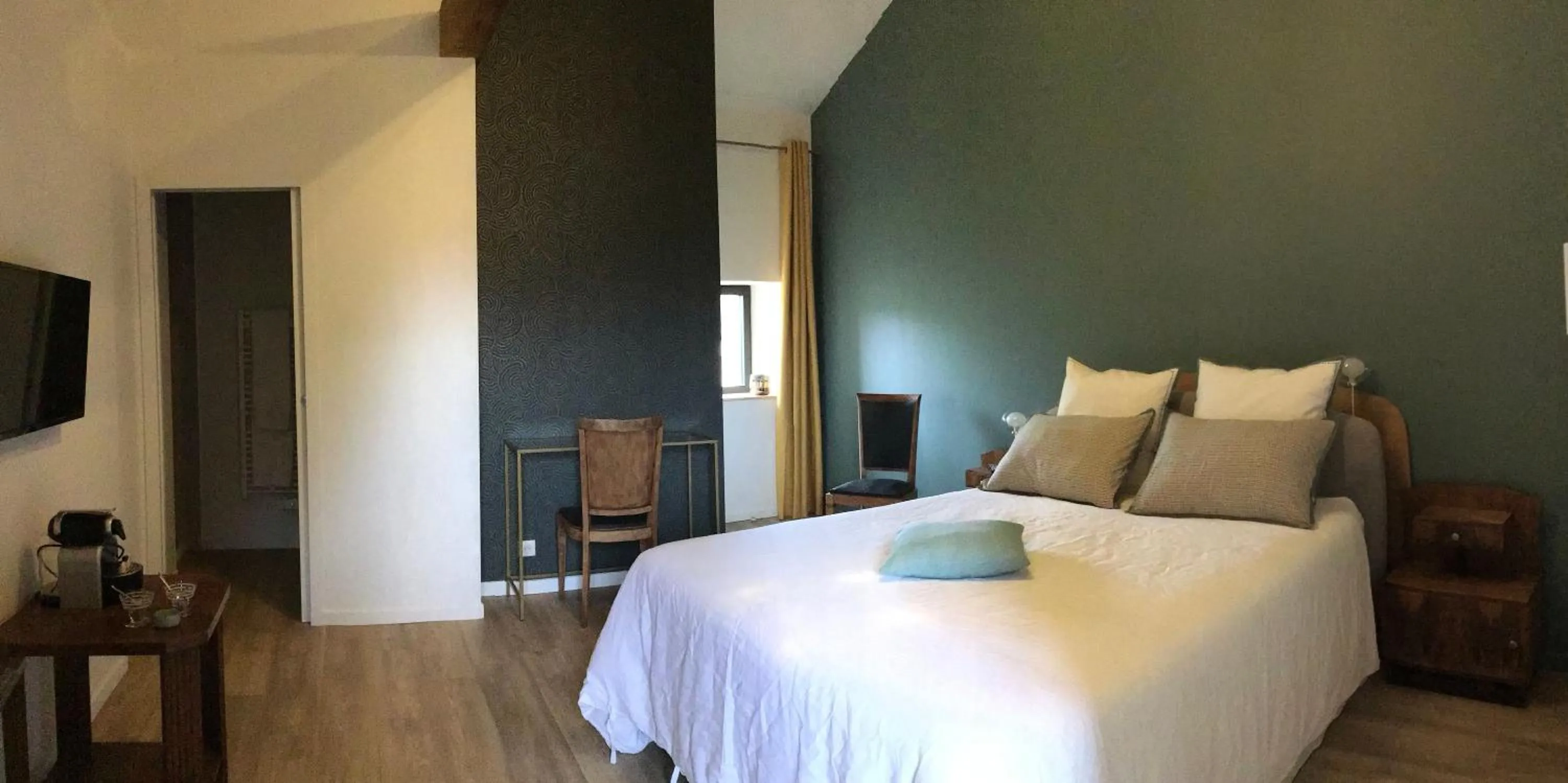 Photo of the whole room, Bed in Chambres d hôtes La clé des arches