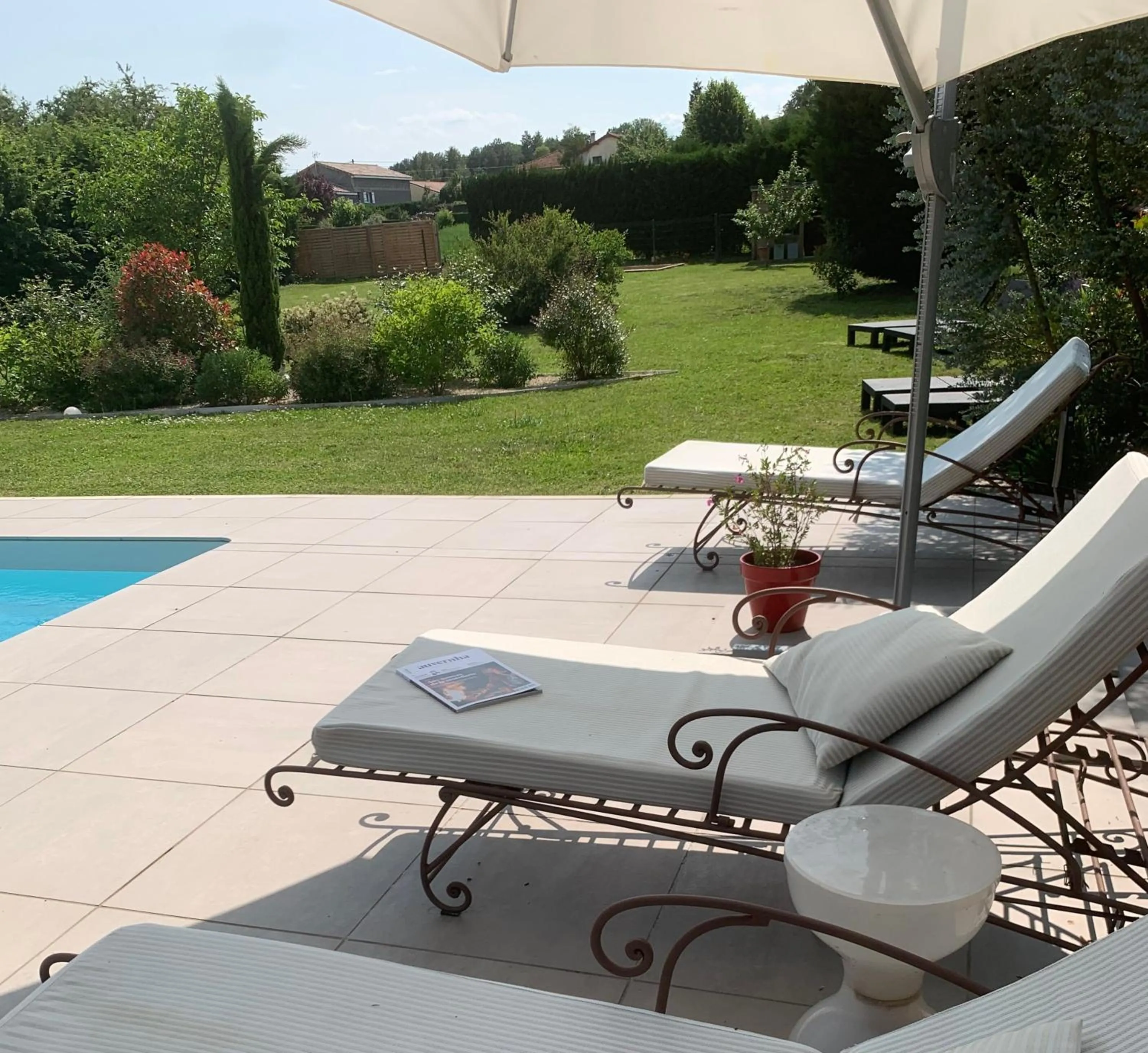 Garden view in Chambres d hôtes La clé des arches