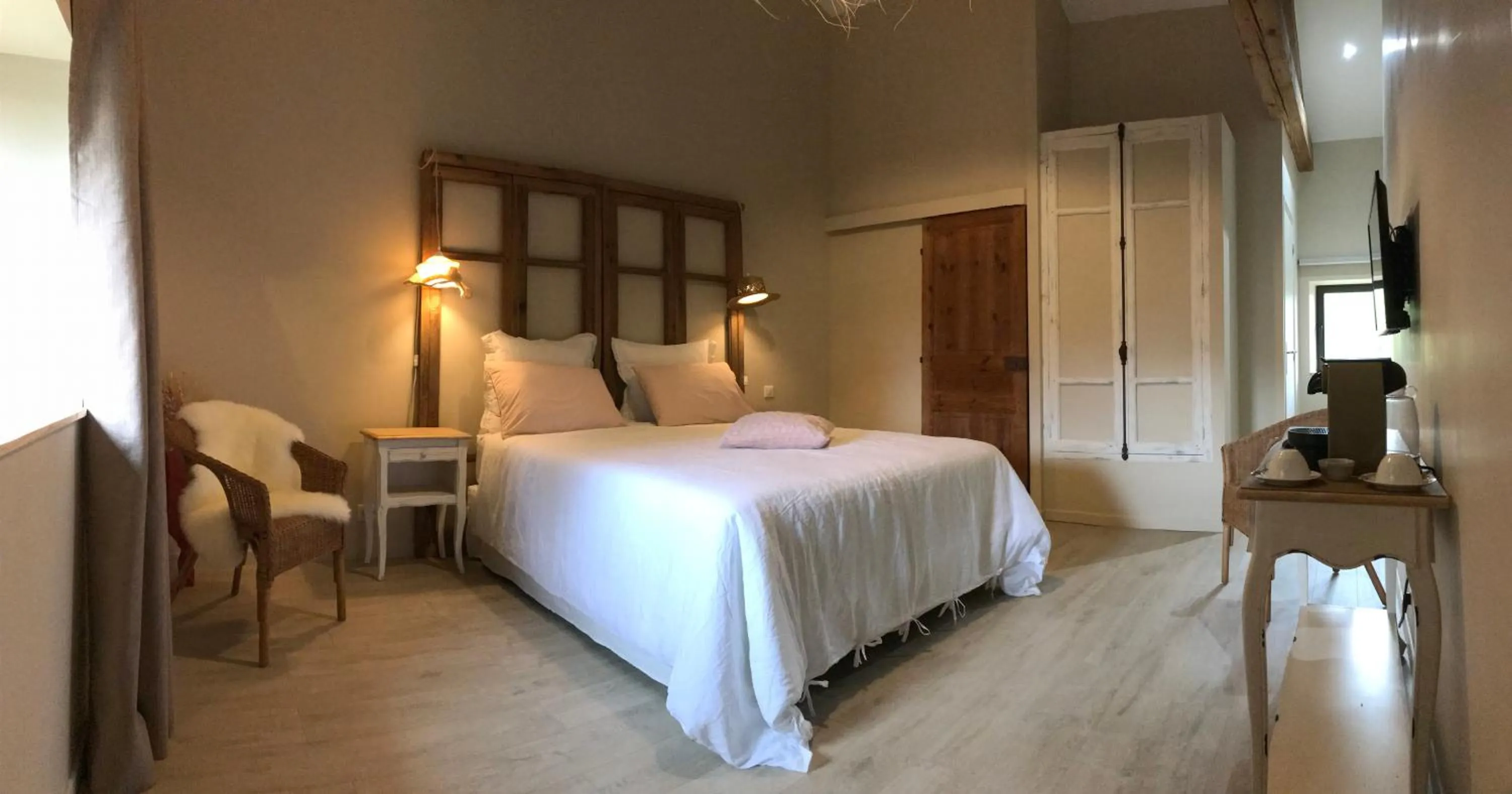 Photo of the whole room, Bed in Chambres d hôtes La clé des arches