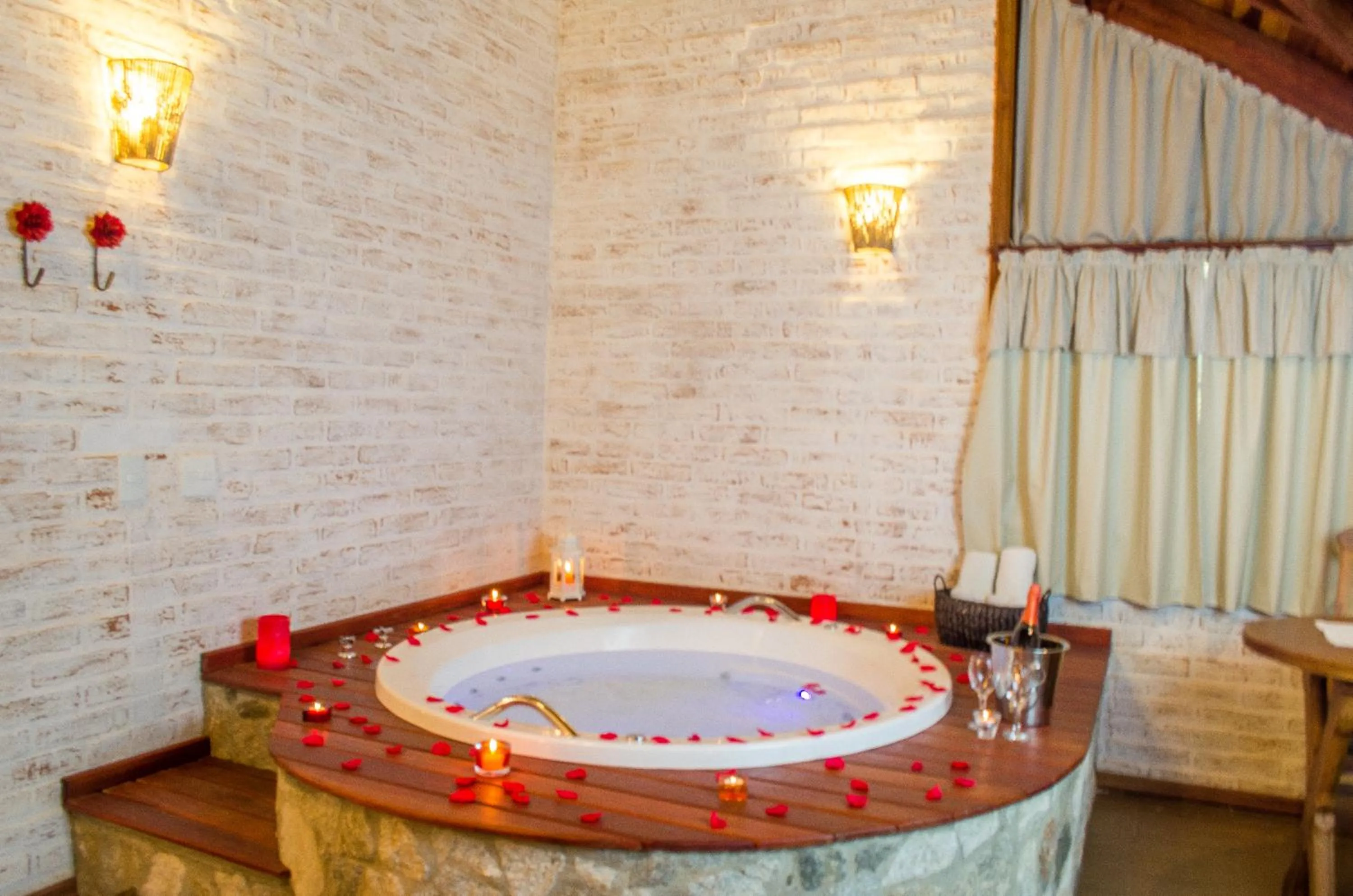 Hot Tub in Pousada Villa Monte Verde