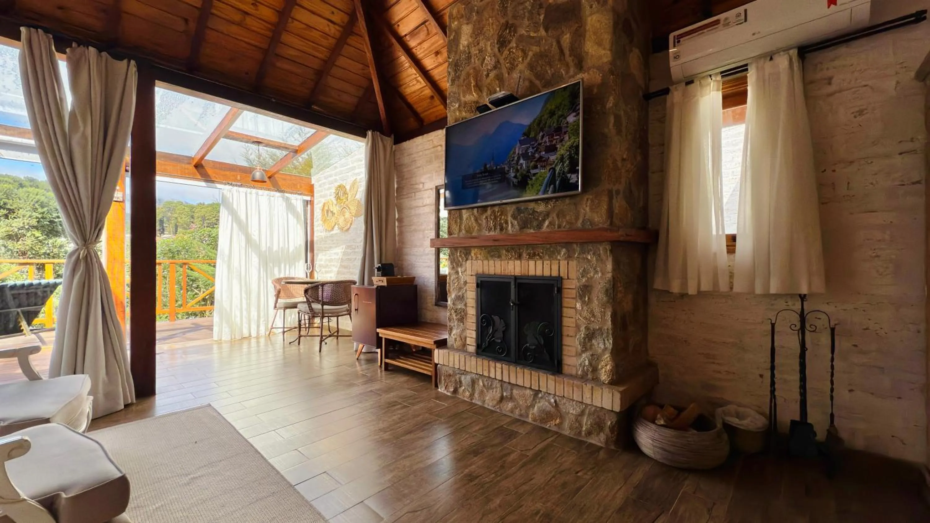 Communal lounge/ TV room in Pousada Villa Monte Verde