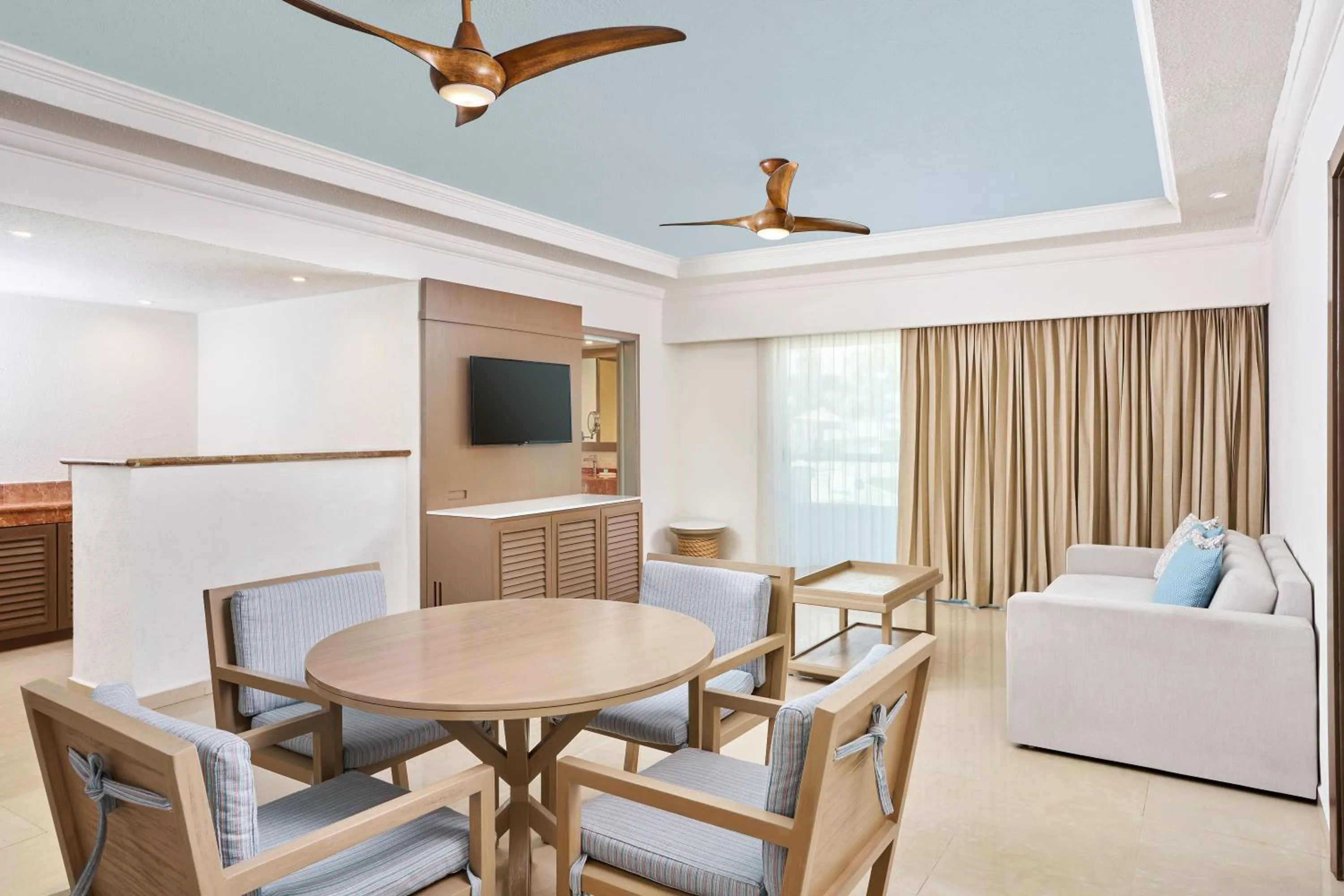 TV and multimedia in Sunscape Cancun All-Inclusive Resort & Spa by Hyatt