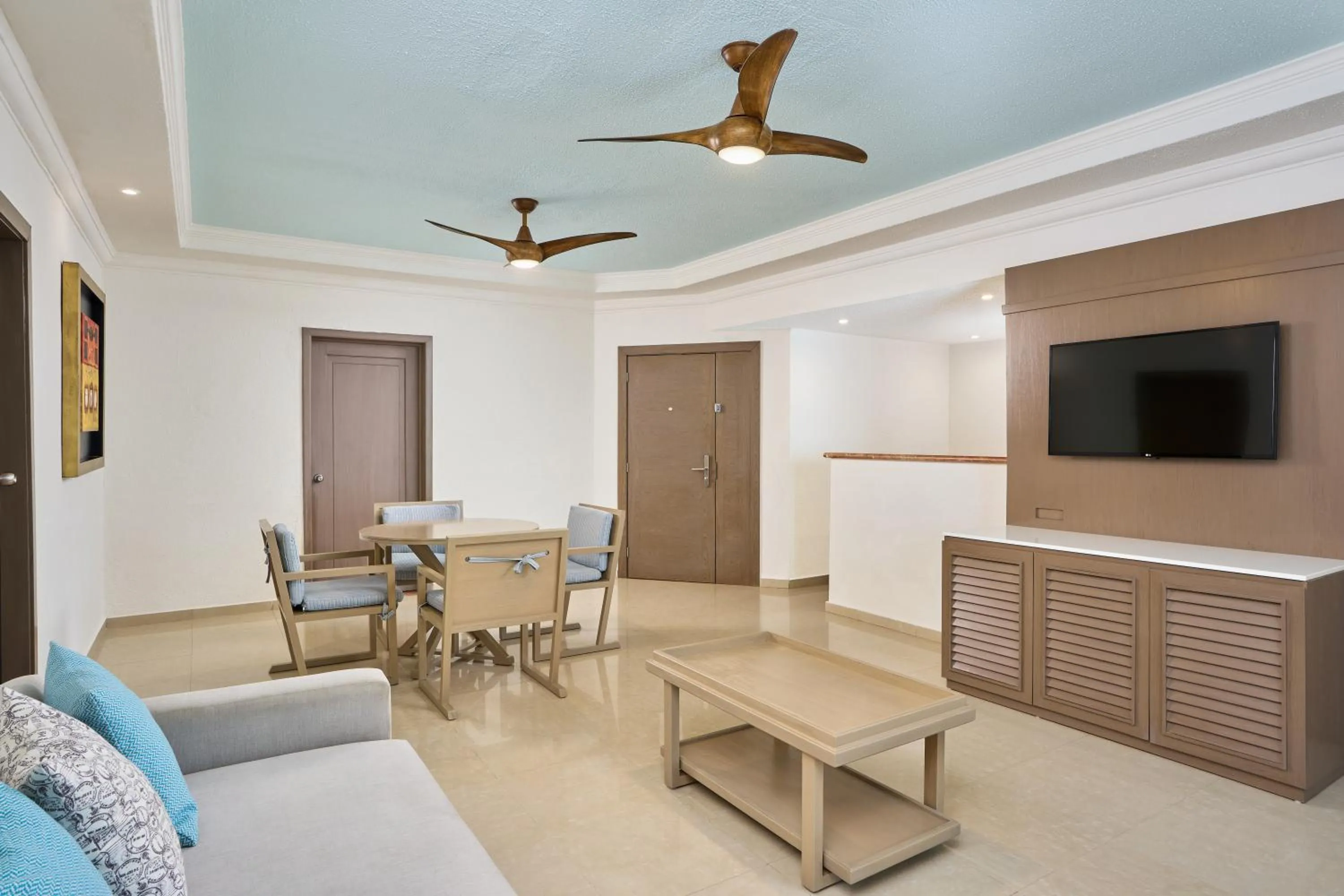 TV and multimedia in Sunscape Cancun All-Inclusive Resort & Spa by Hyatt