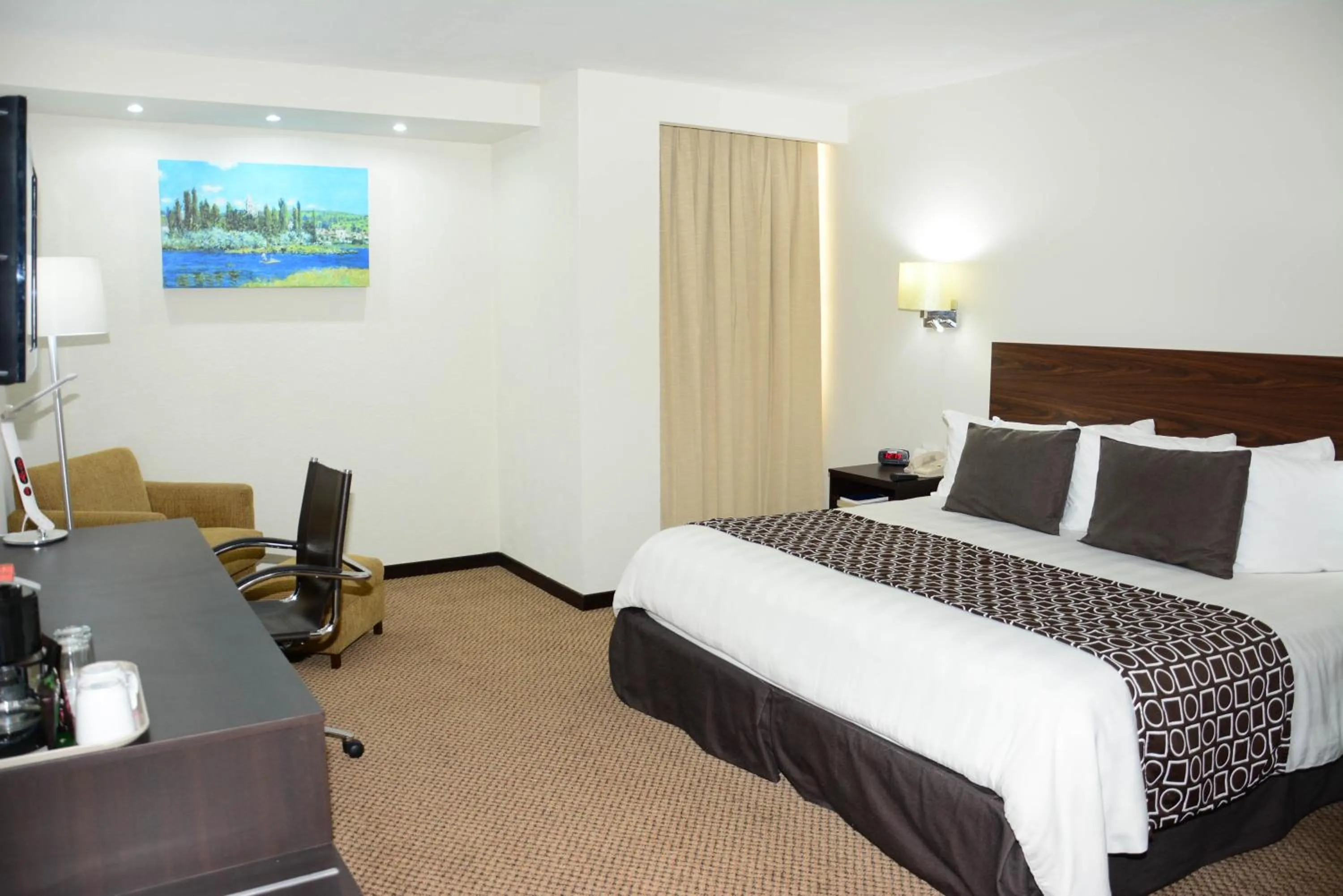 Photo of the whole room, Bed in Wyndham Executivo Culiacan