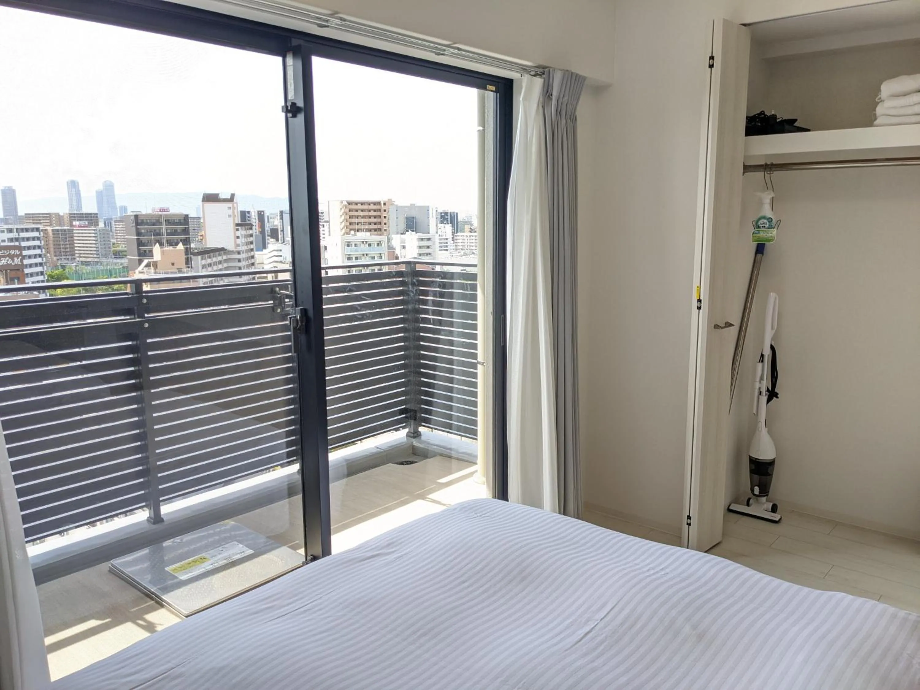 Balcony/Terrace, Bed in ESLEAD HOTEL Namba Daikokucho