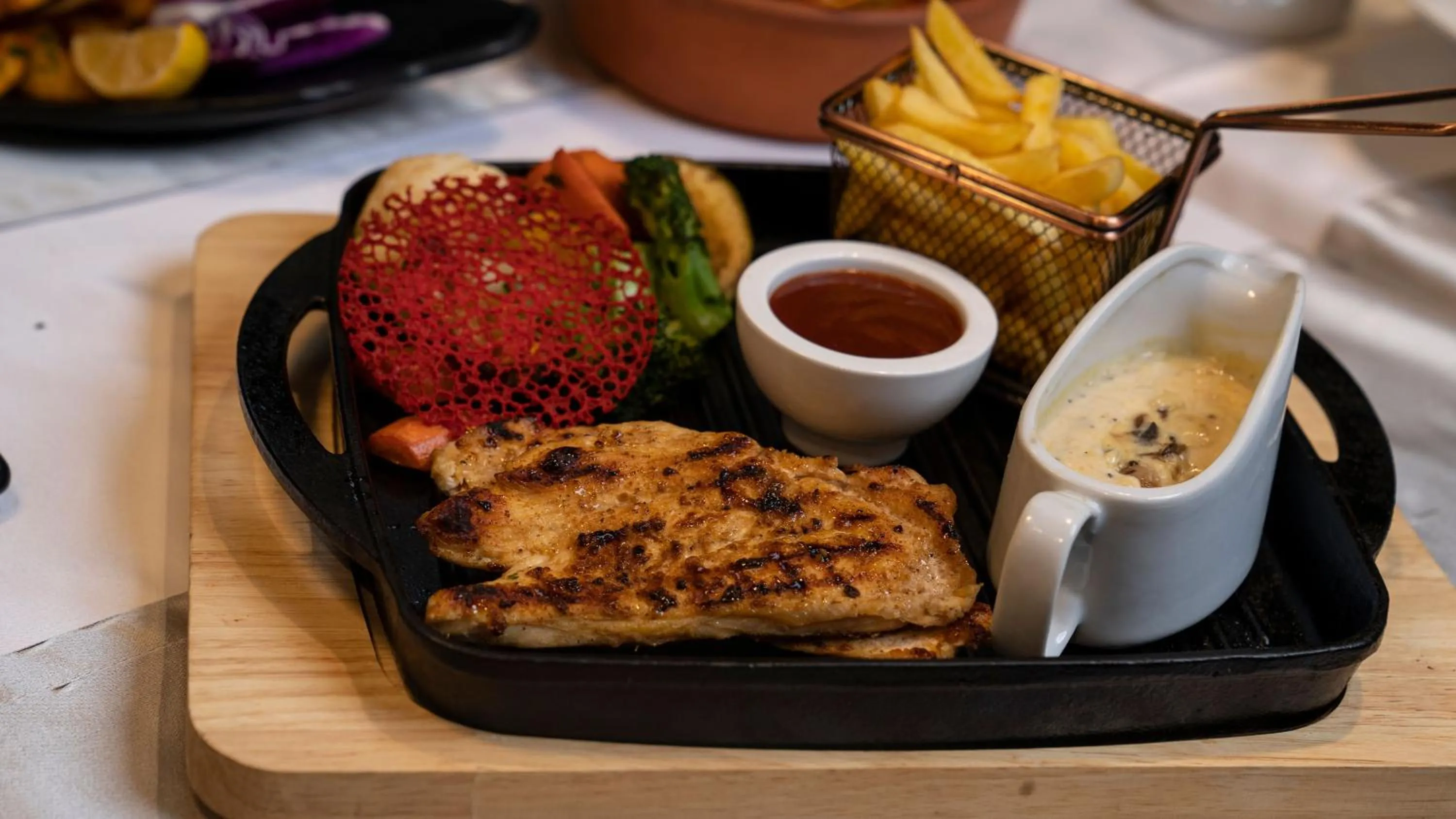 Restaurant/places to eat in Noor Land Hotel