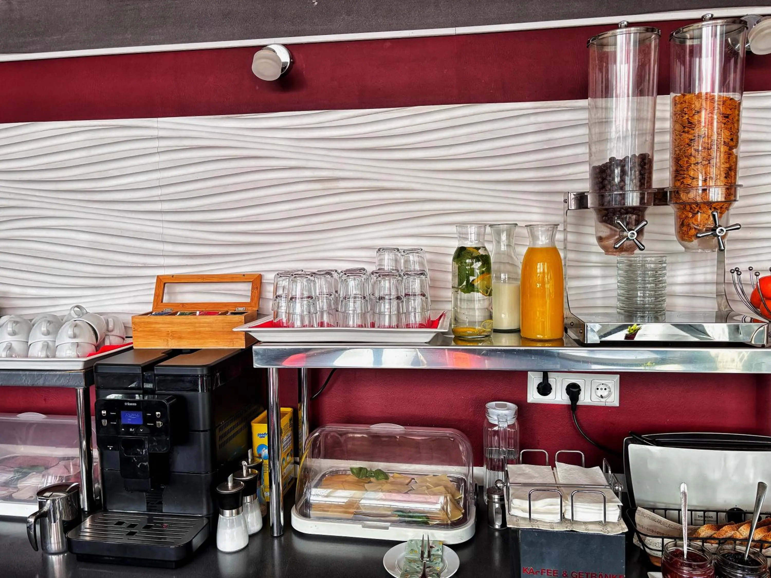 Restaurant/places to eat in Hotel 108