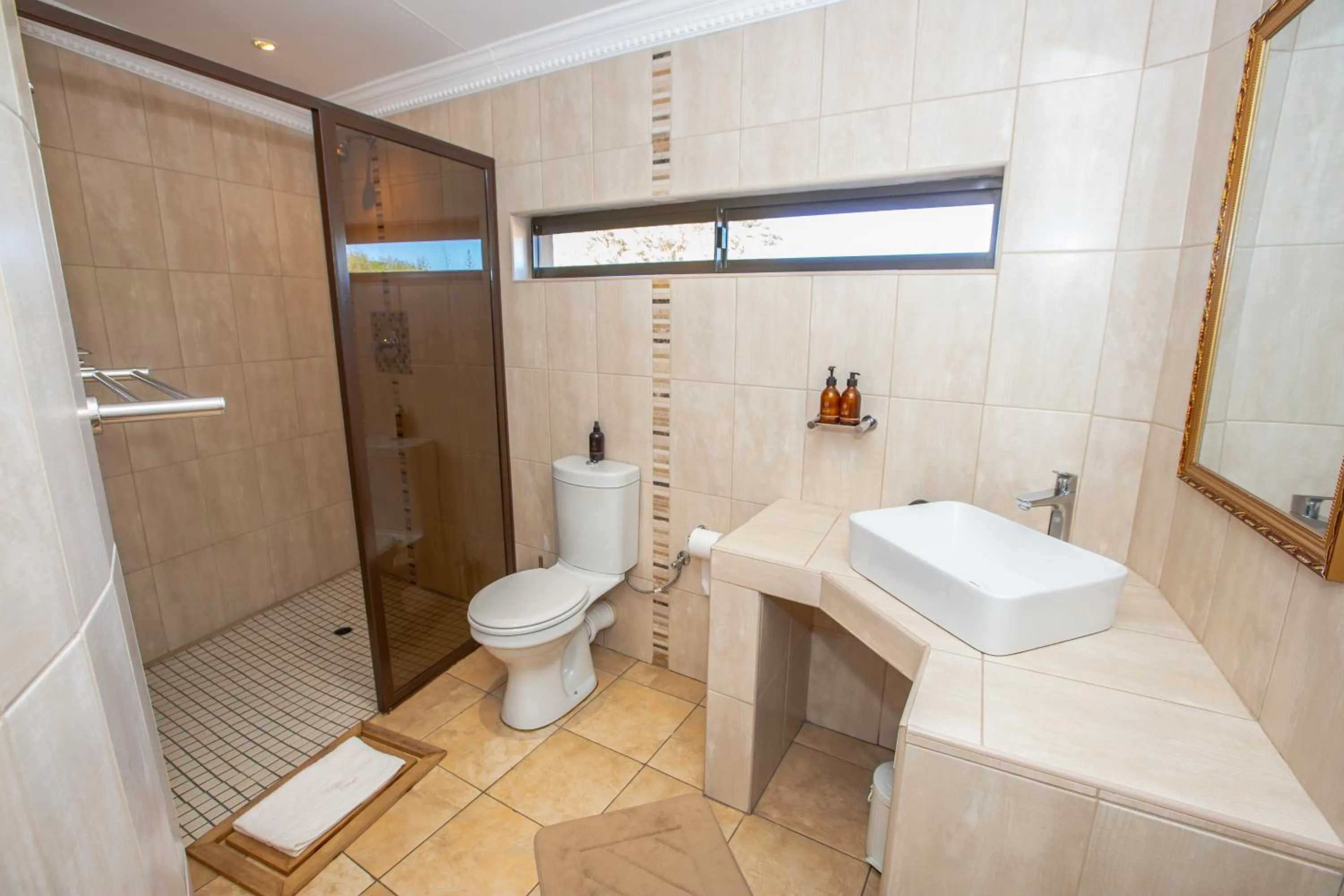 Shower in Lapa Lange Game Lodge