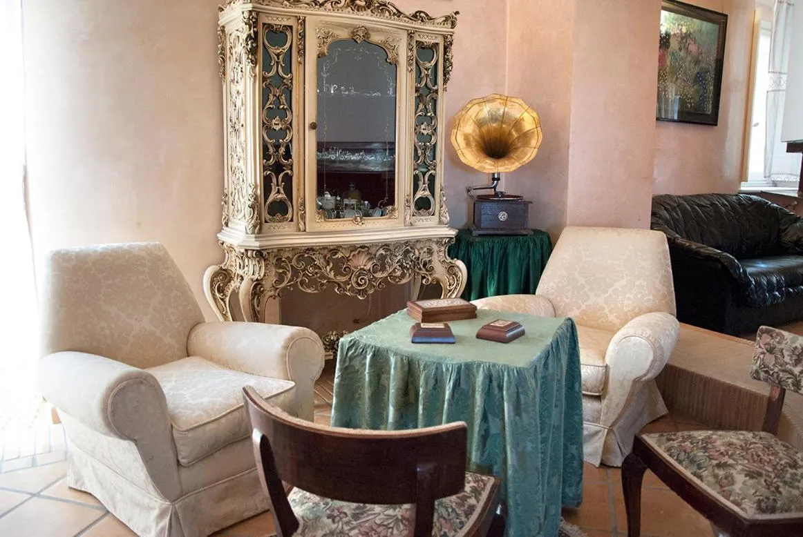 Decorative detail in Il Barone del Mare