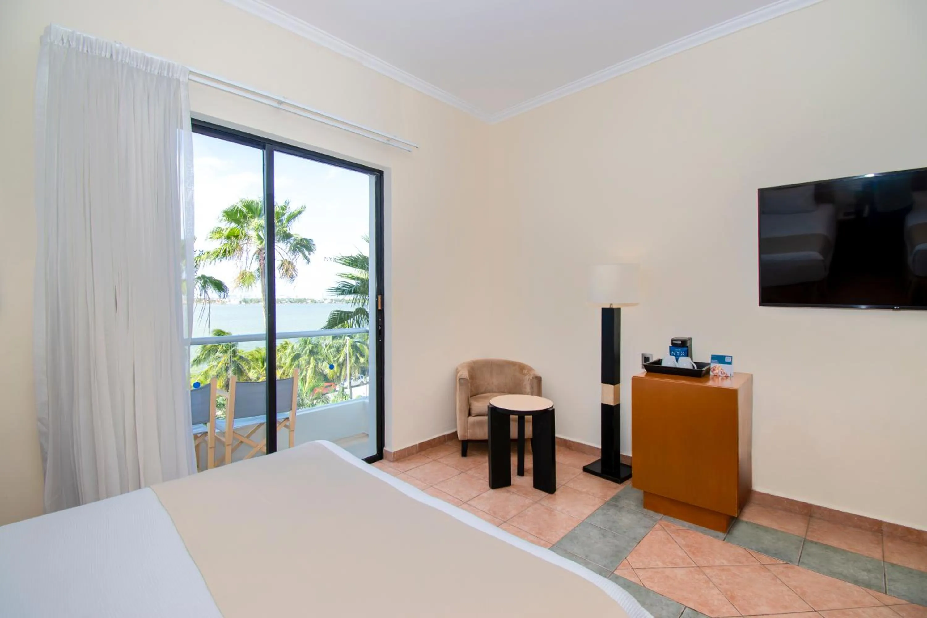 Photo of the whole room, Bed in Hotel NYX Cancun