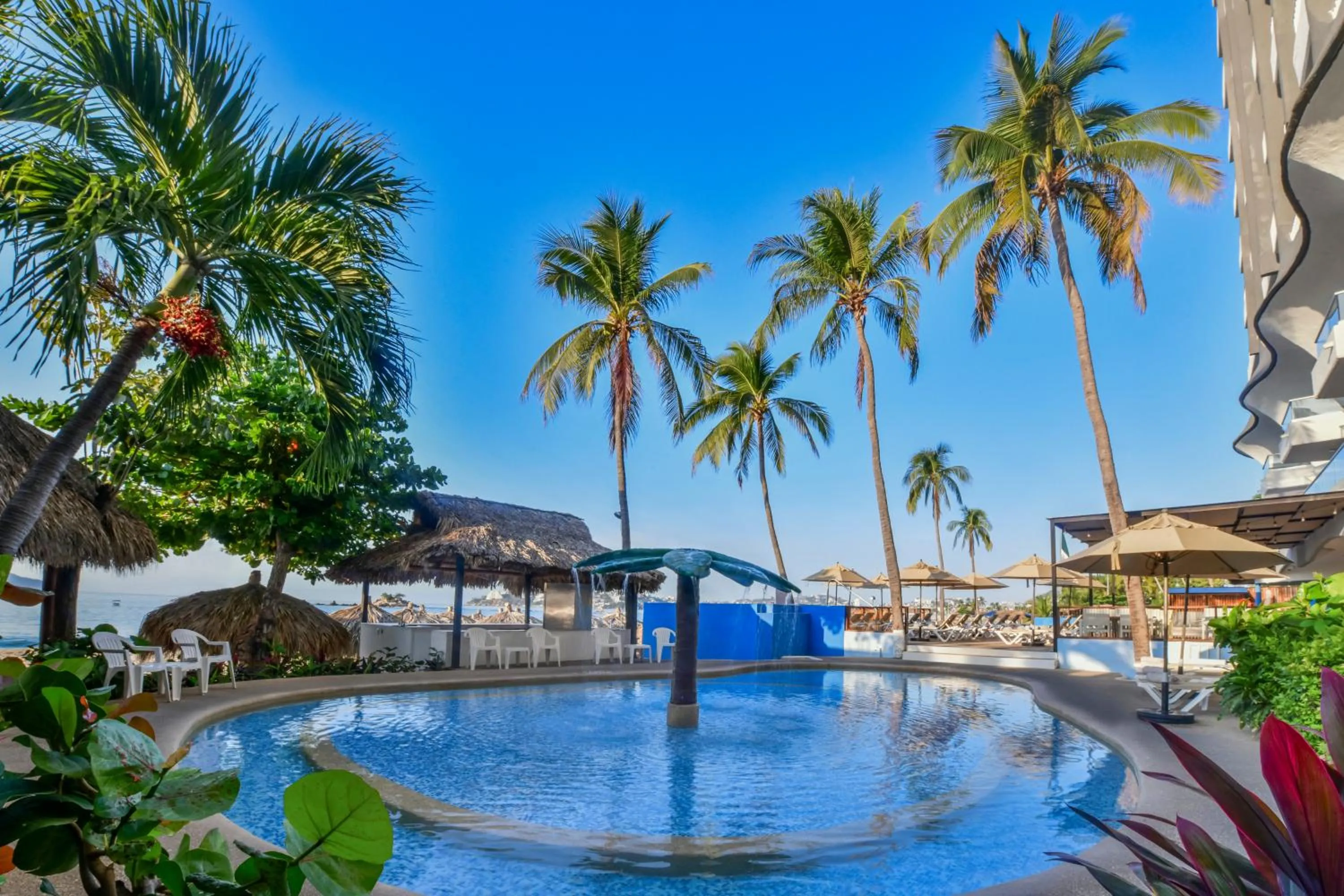 Swimming pool in Krystal Beach Acapulco