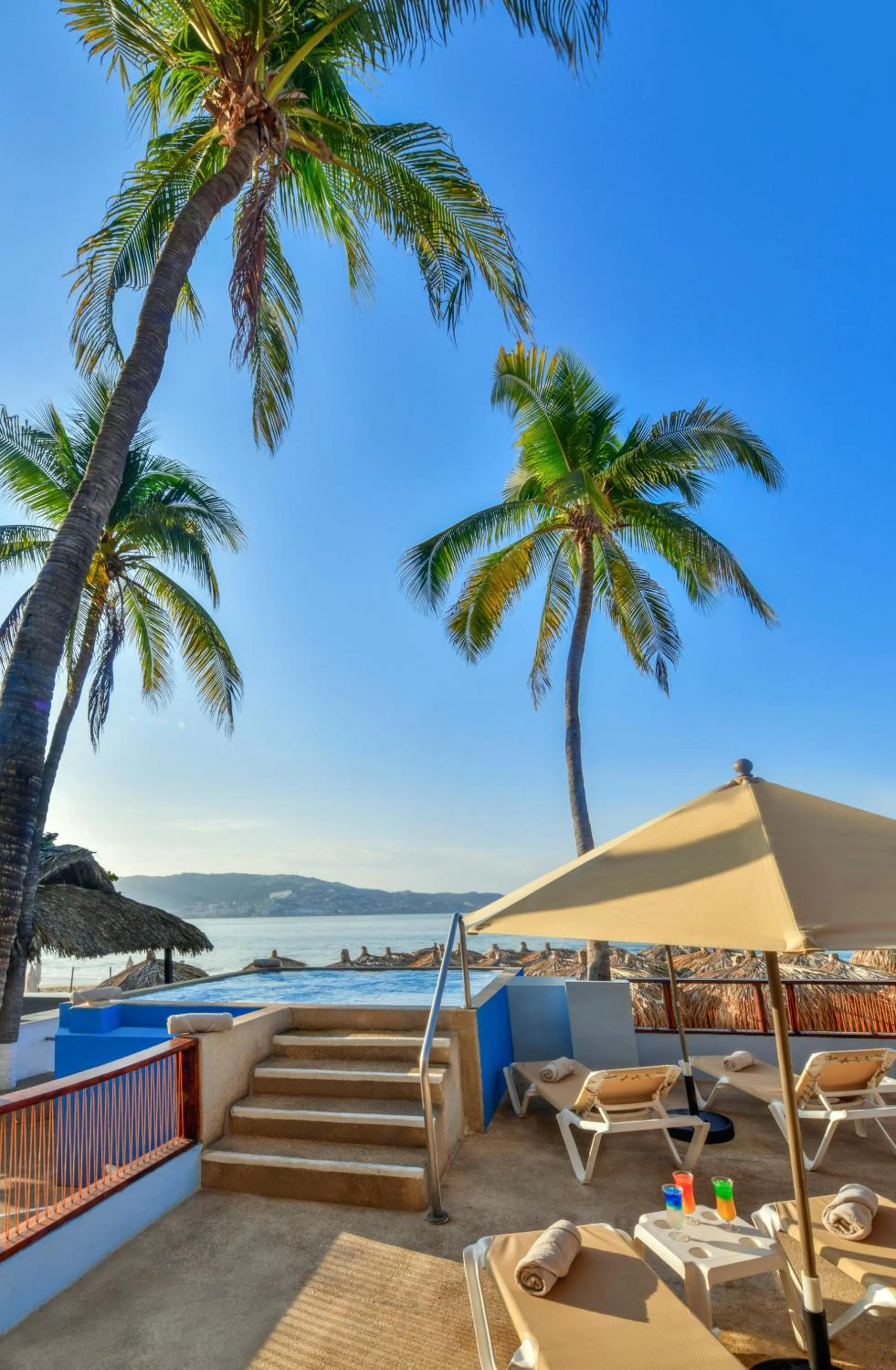 Swimming pool in Krystal Beach Acapulco