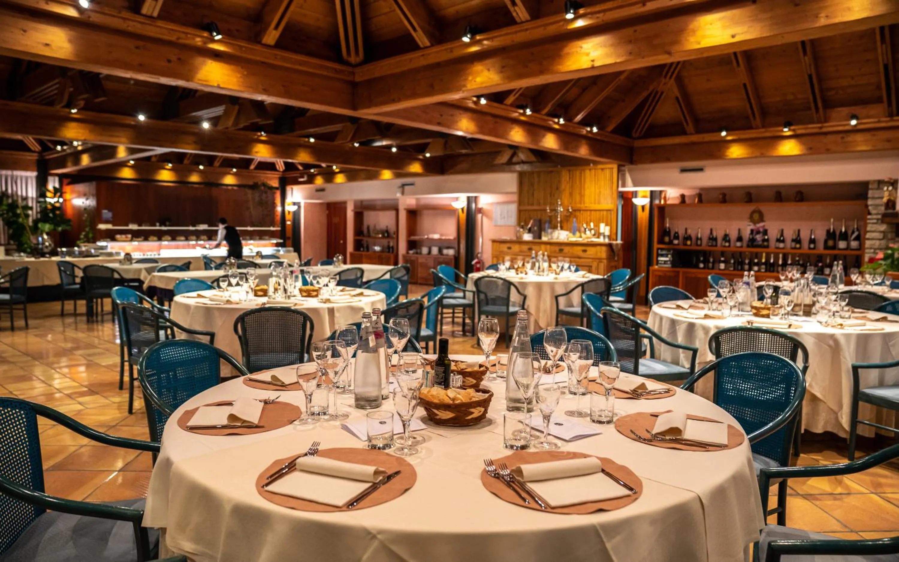 Restaurant/places to eat in Hotel Diana