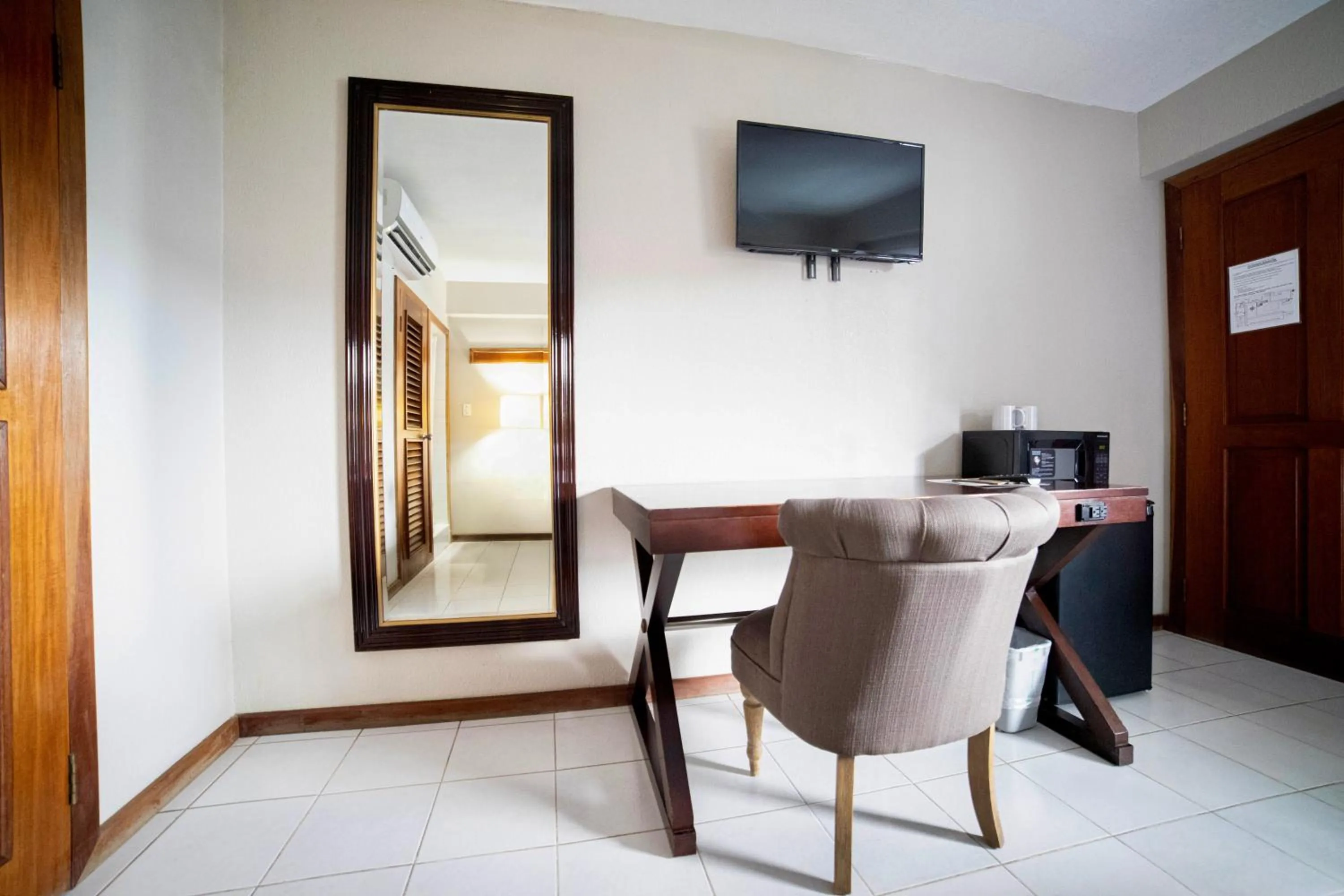 microwave in Corona del Mar