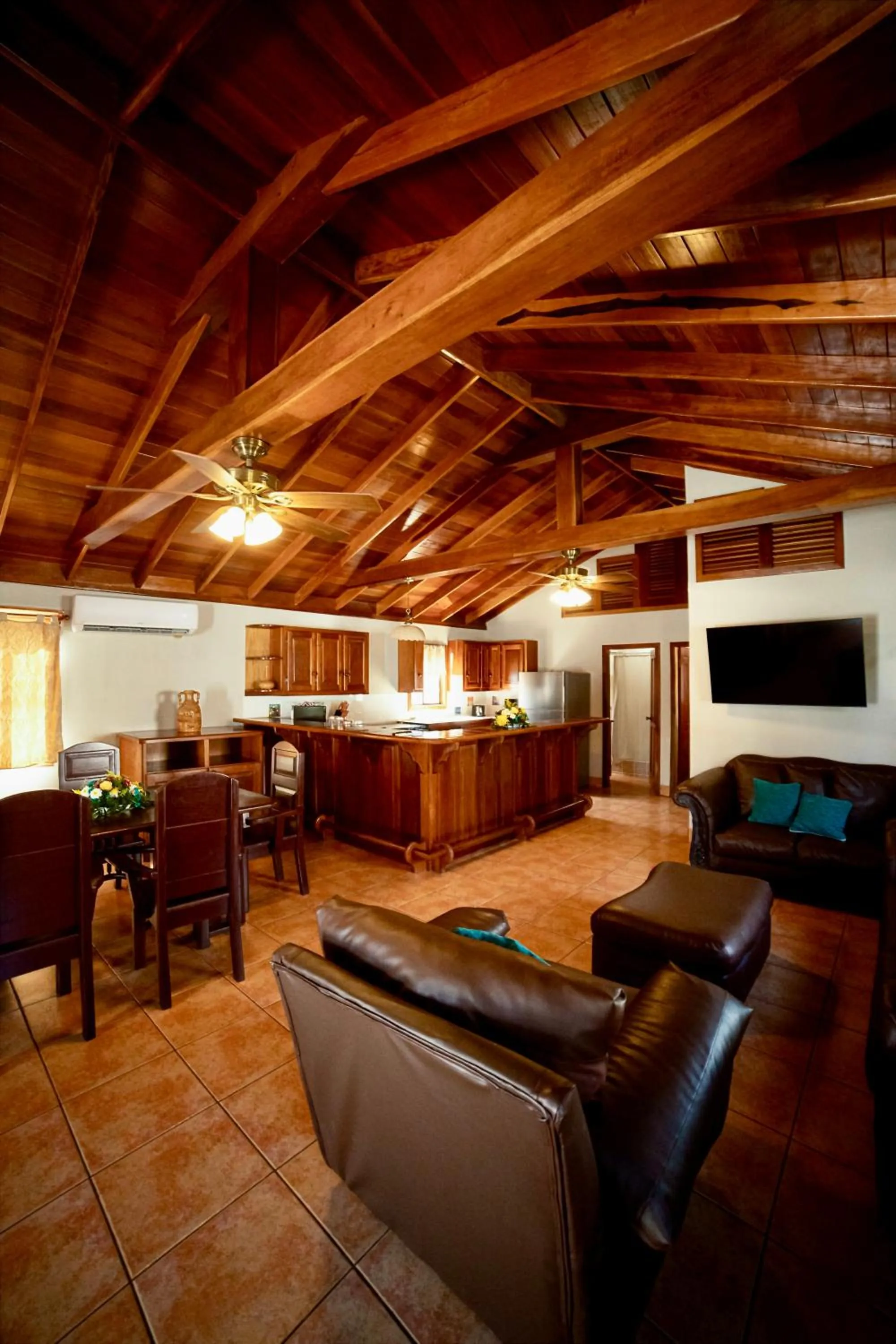 Kitchen or kitchenette in Corona del Mar