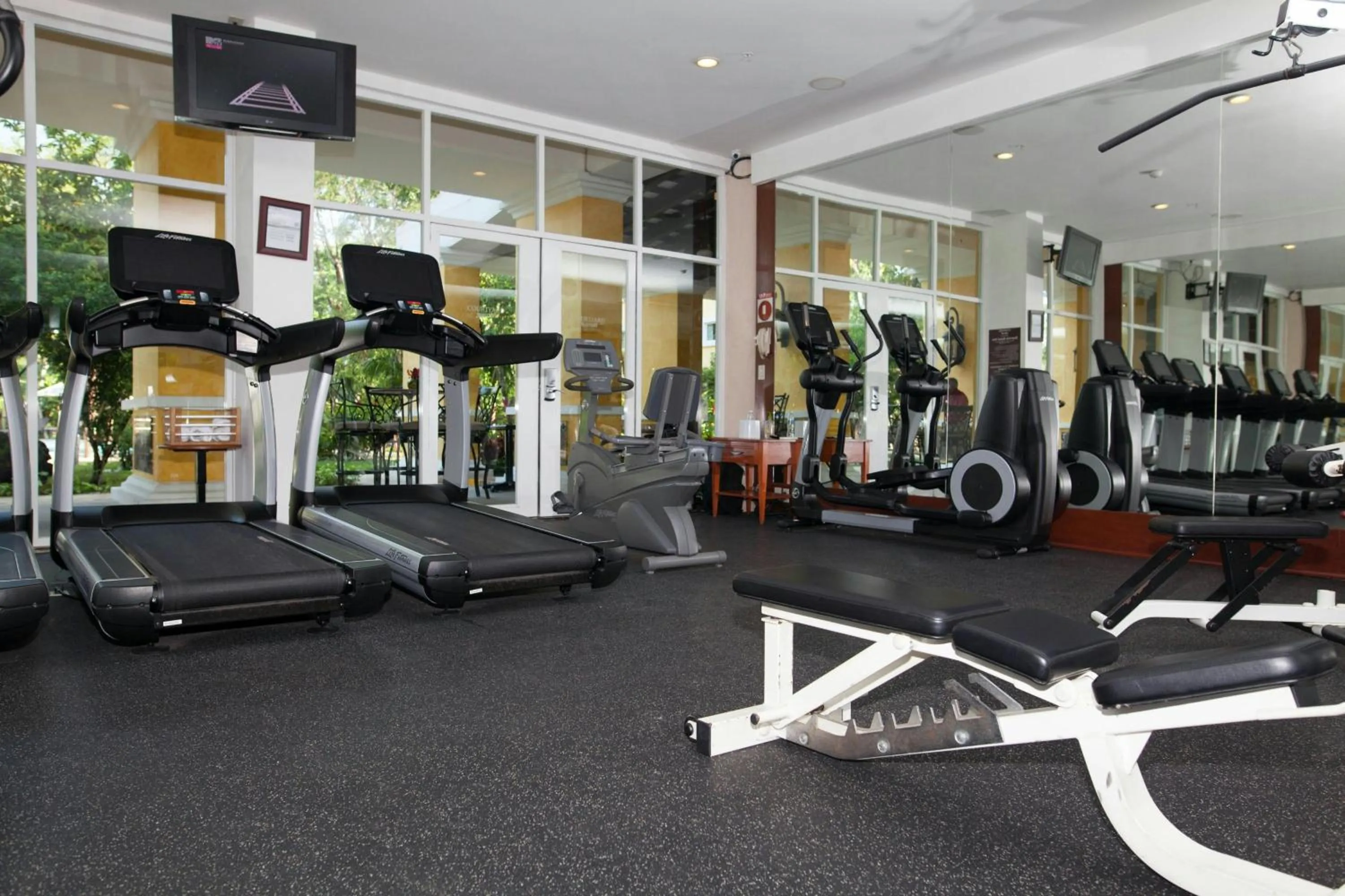 Fitness centre/facilities in Courtyard by Marriott Cancun Airport