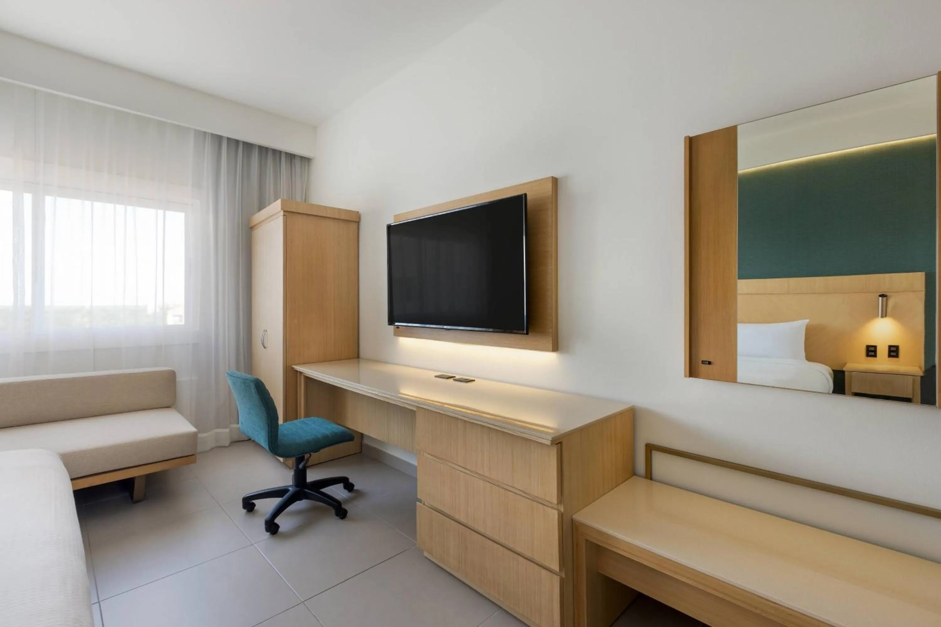 Photo of the whole room, Bed in Courtyard by Marriott Cancun Airport