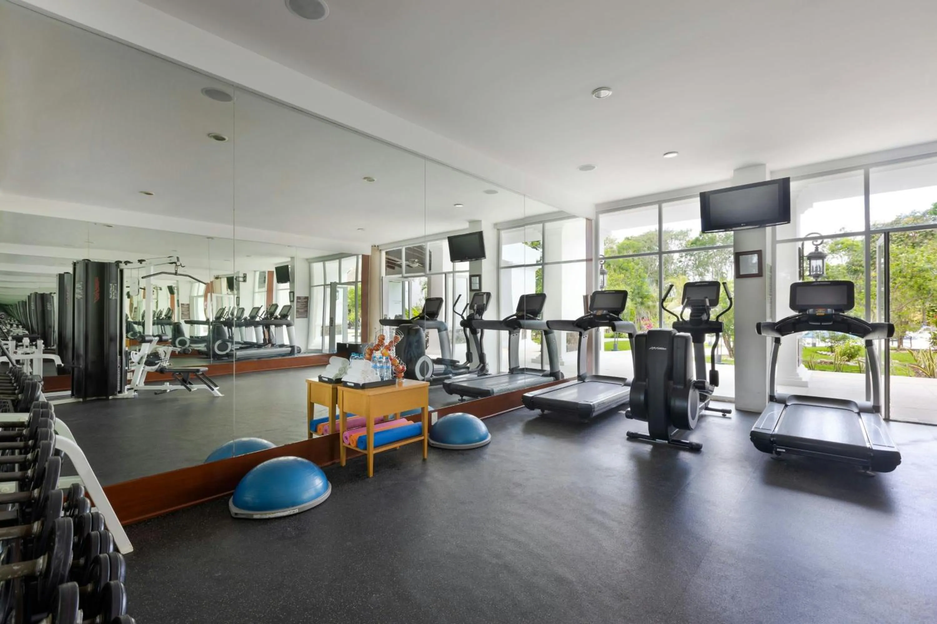 Fitness centre/facilities in Courtyard by Marriott Cancun Airport
