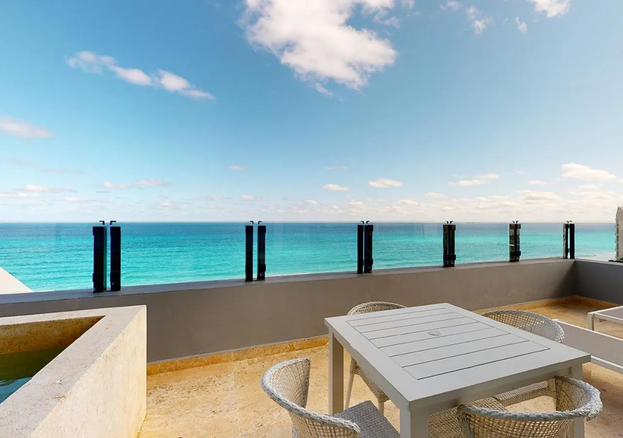 Day in Park Royal Beach Cancun - All Inclusive