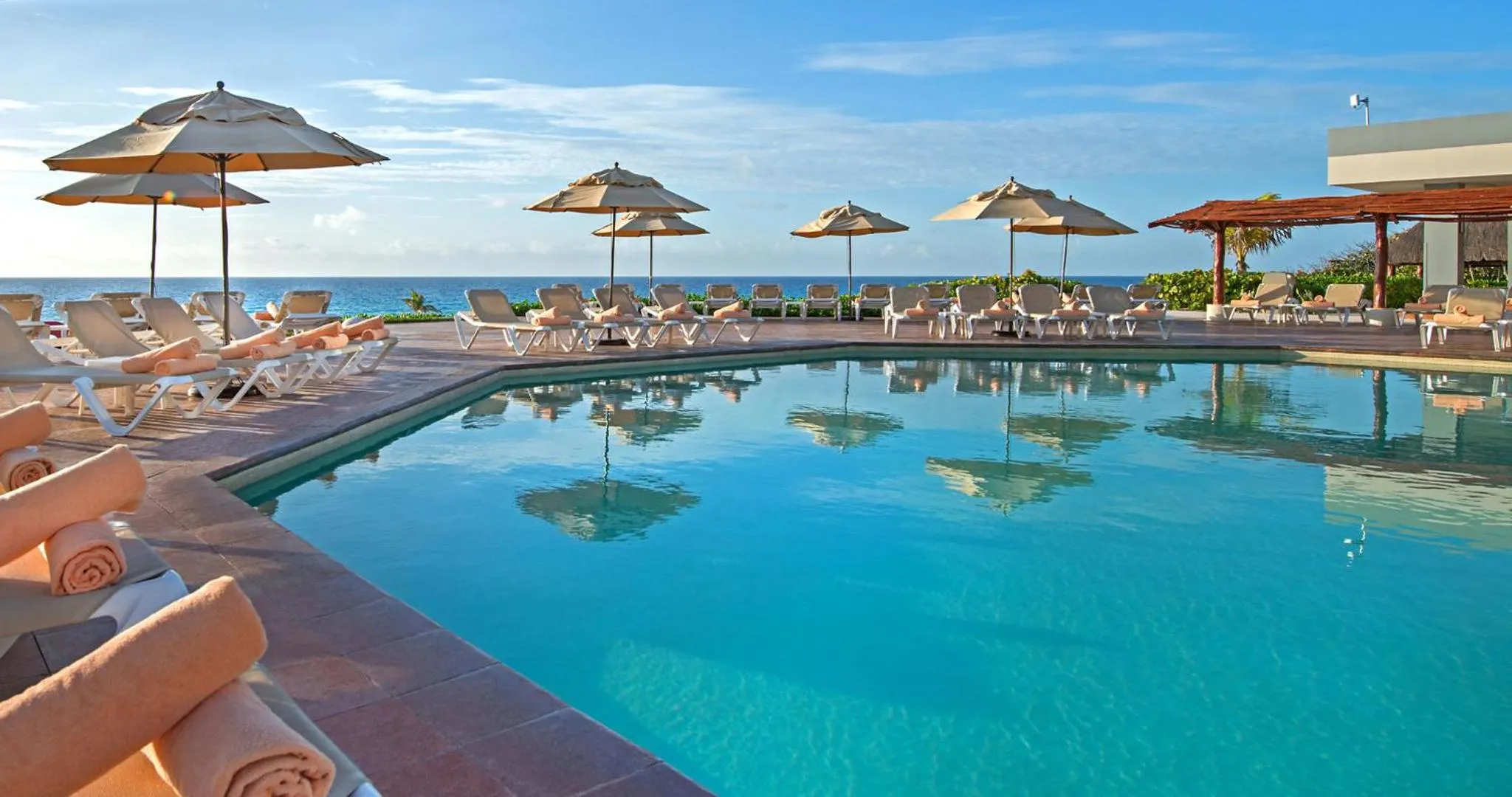Swimming pool in Park Royal Beach Cancun - All Inclusive