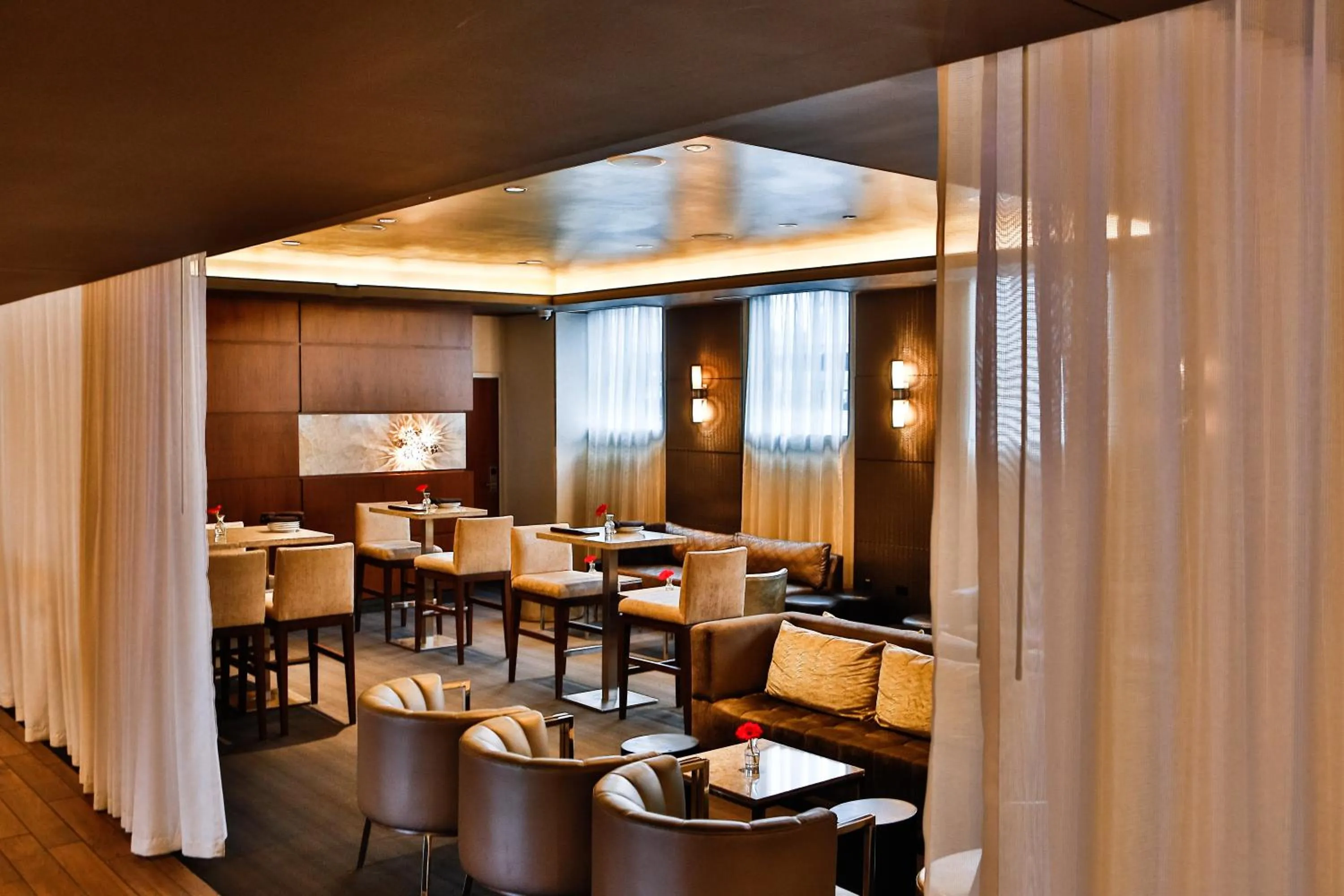 Lounge or bar in Godfrey Hotel Chicago