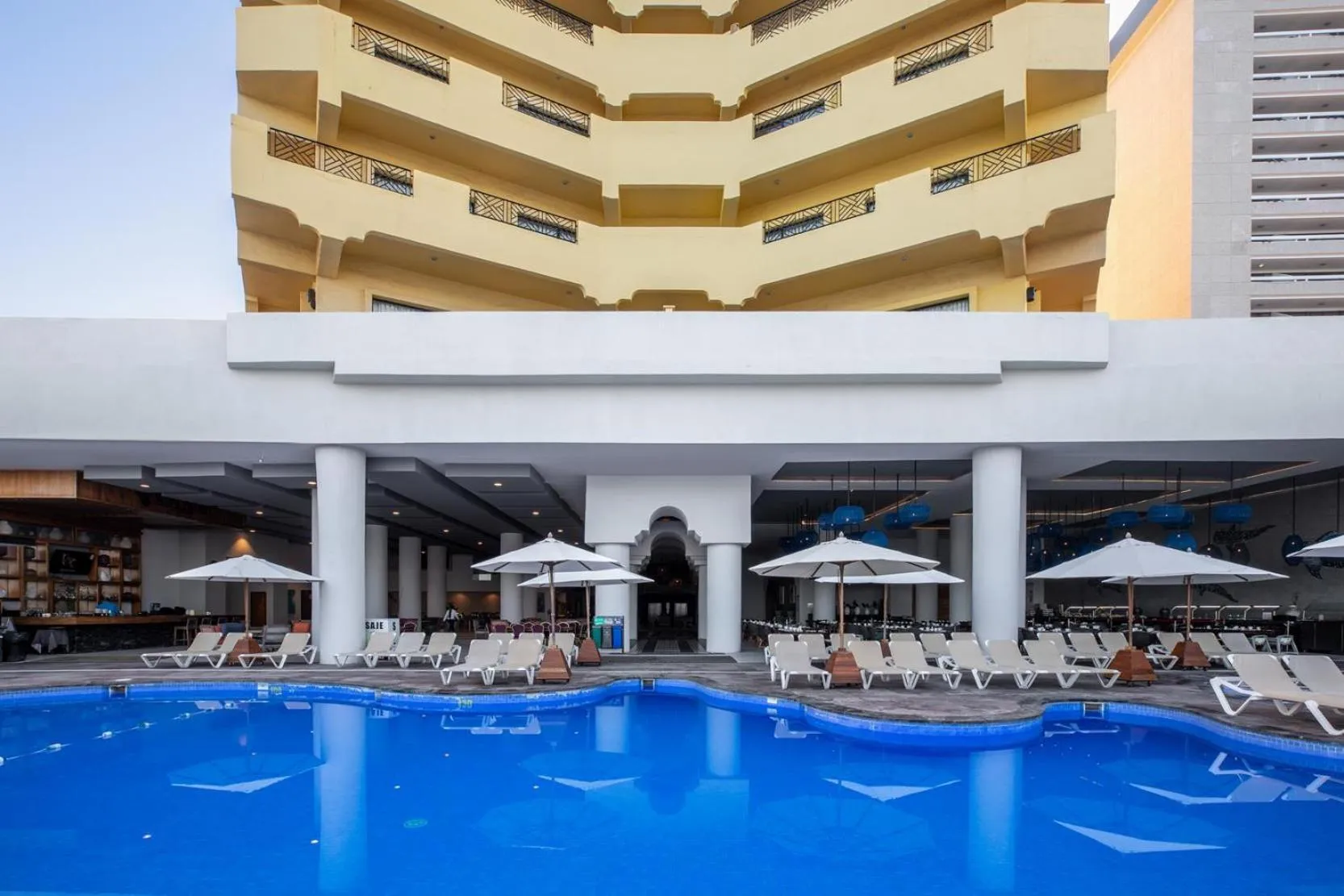 Swimming pool in Royal Villas Resort