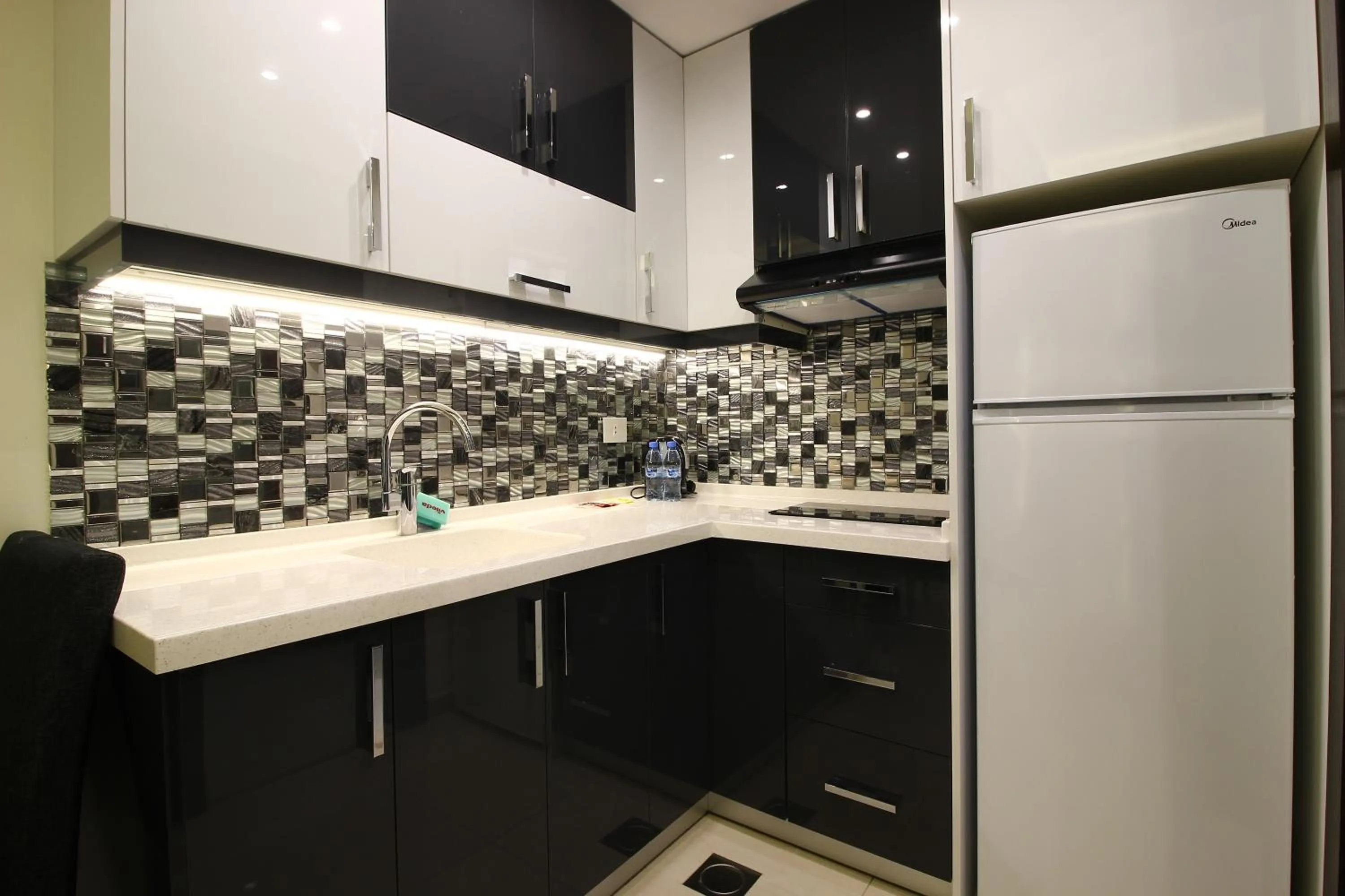 Kitchen or kitchenette in Palm Ville Suites