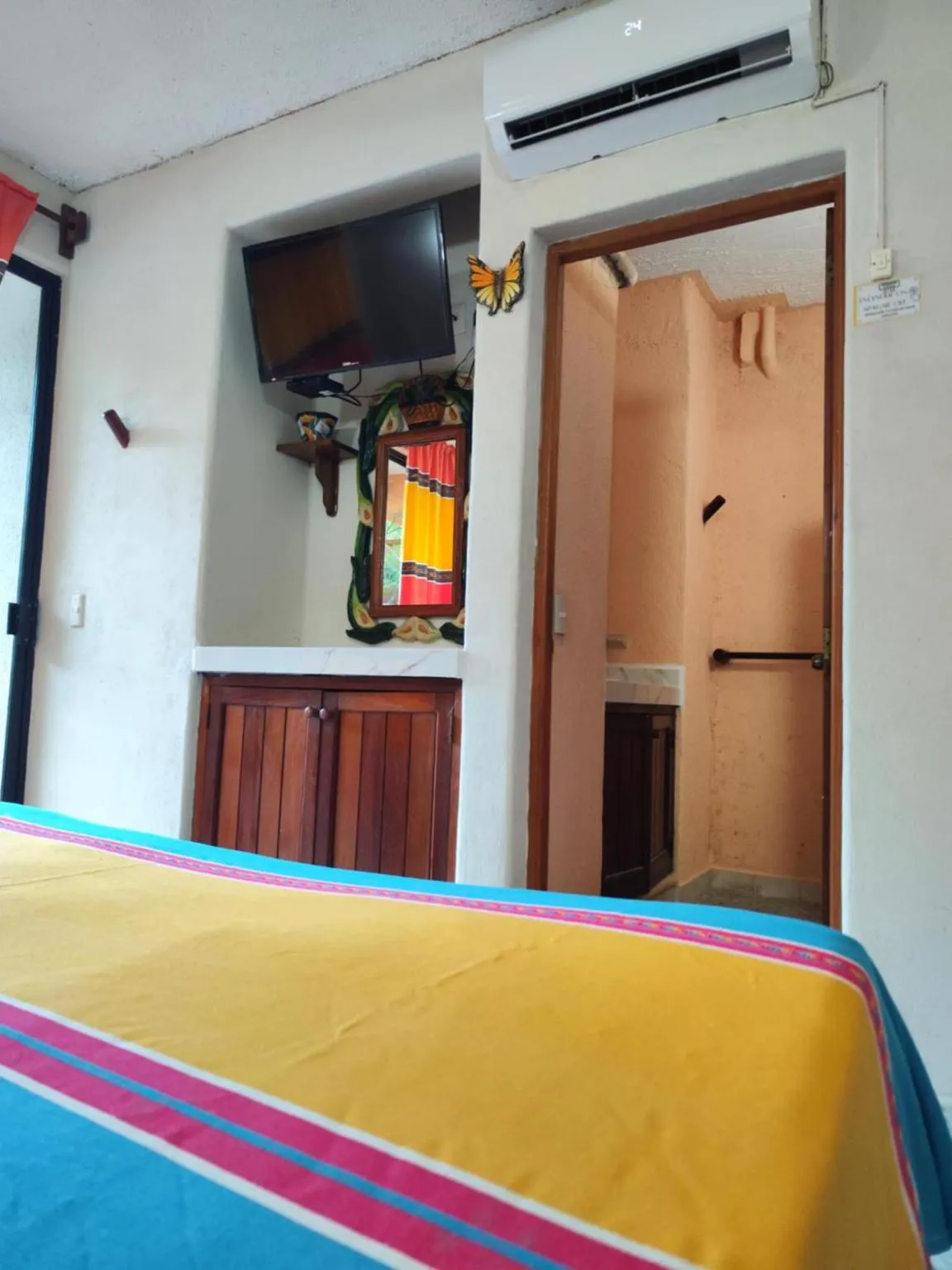 Communal lounge/ TV room, Bed in Hotel J.B.