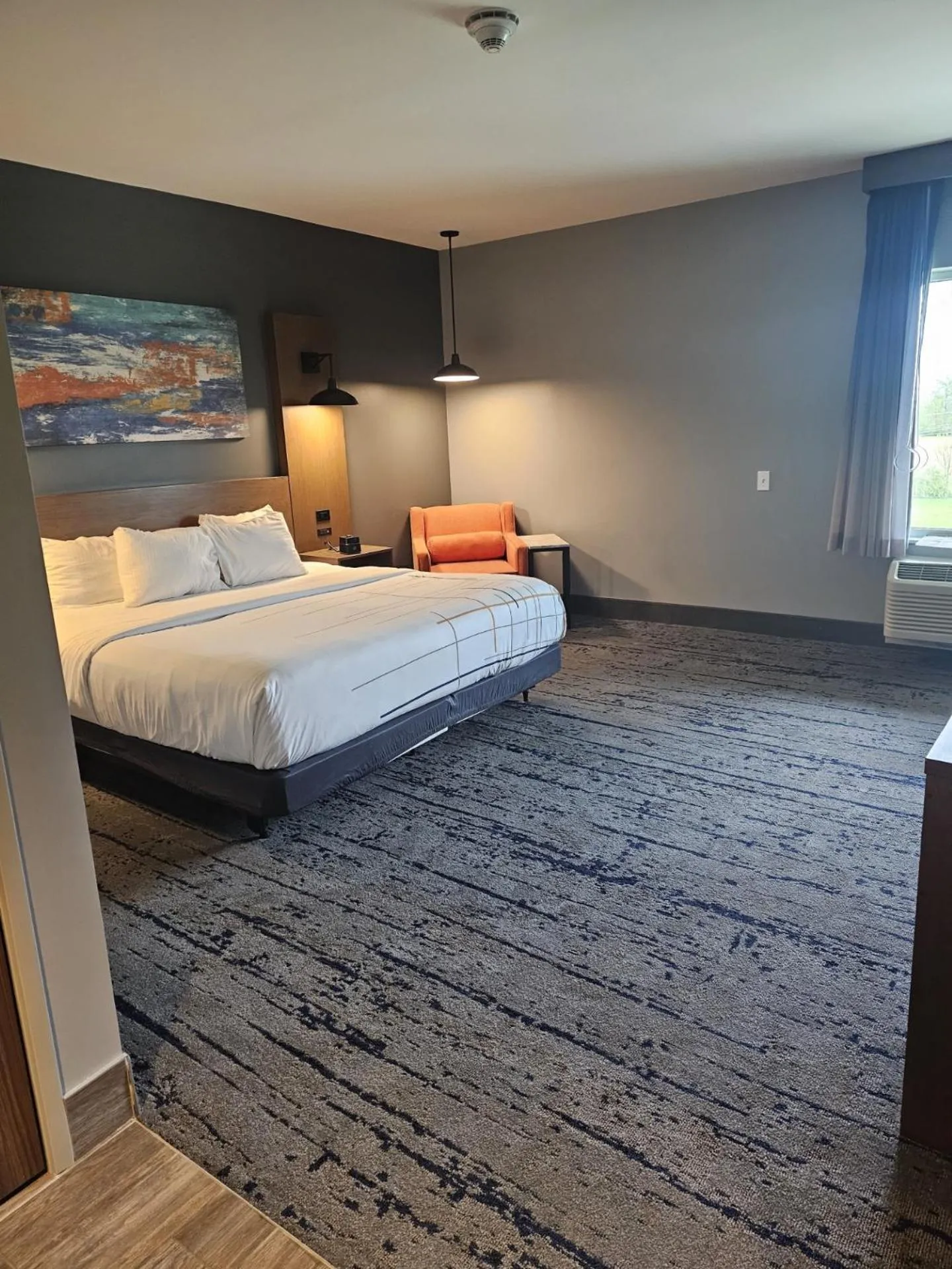 Bed in La Quinta Inn & Suites by Wyndham Bardstown