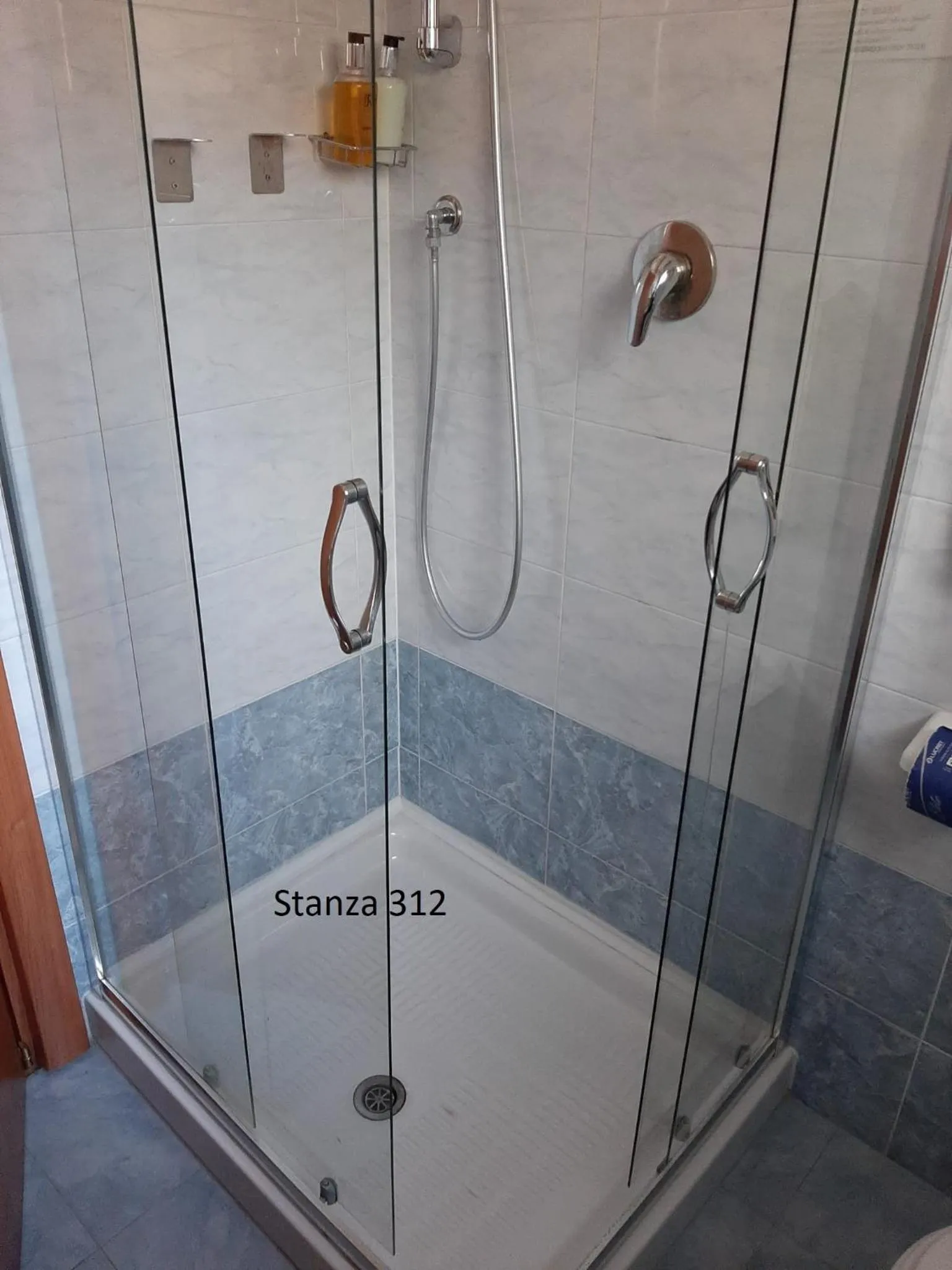 Shower in Hotel Pizboè