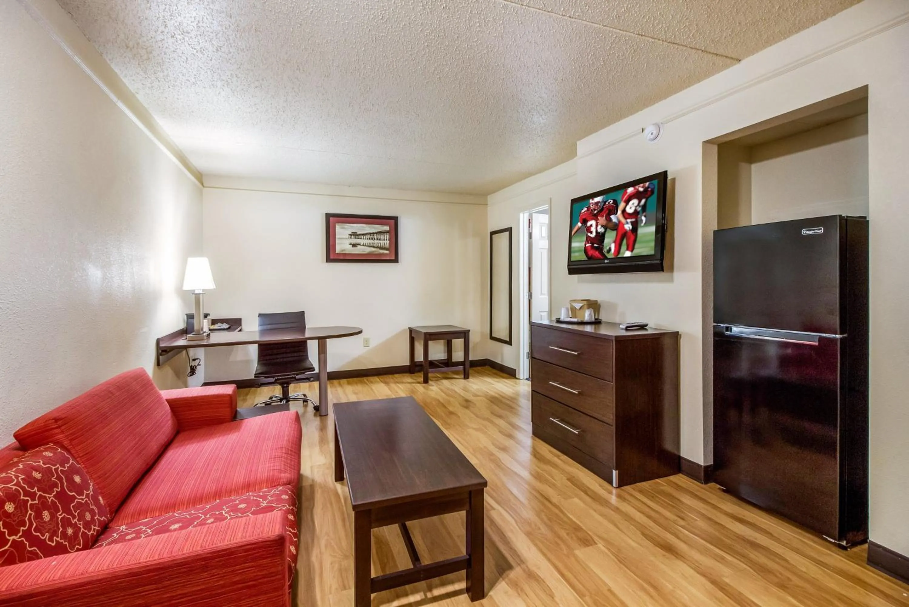 Bedroom in Red Roof Inn Houston East I-10