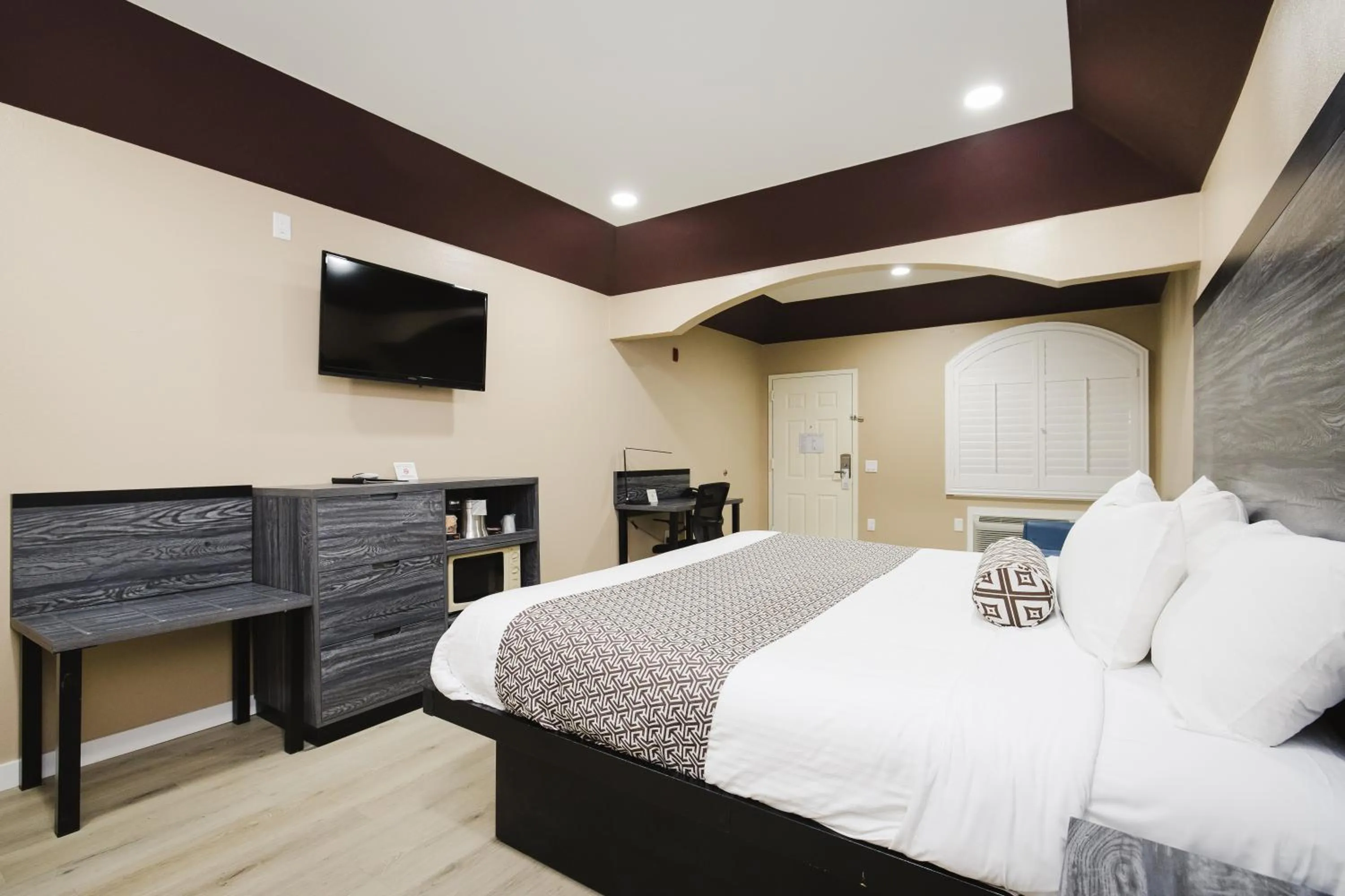 Bed in Sapphire Inn & Suites